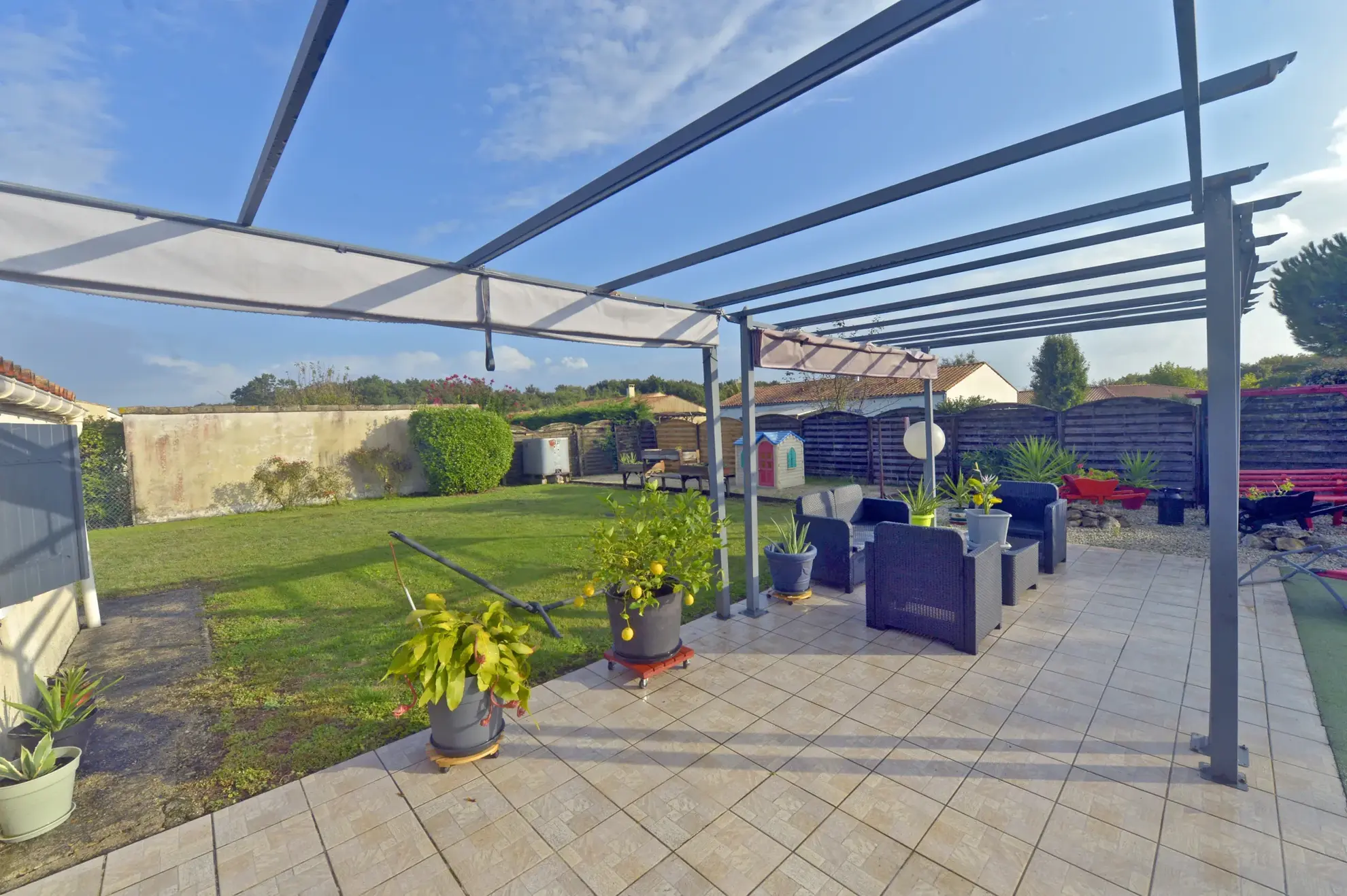 Belle maison avec piscine, jardin et équipements modernes à Cozes 