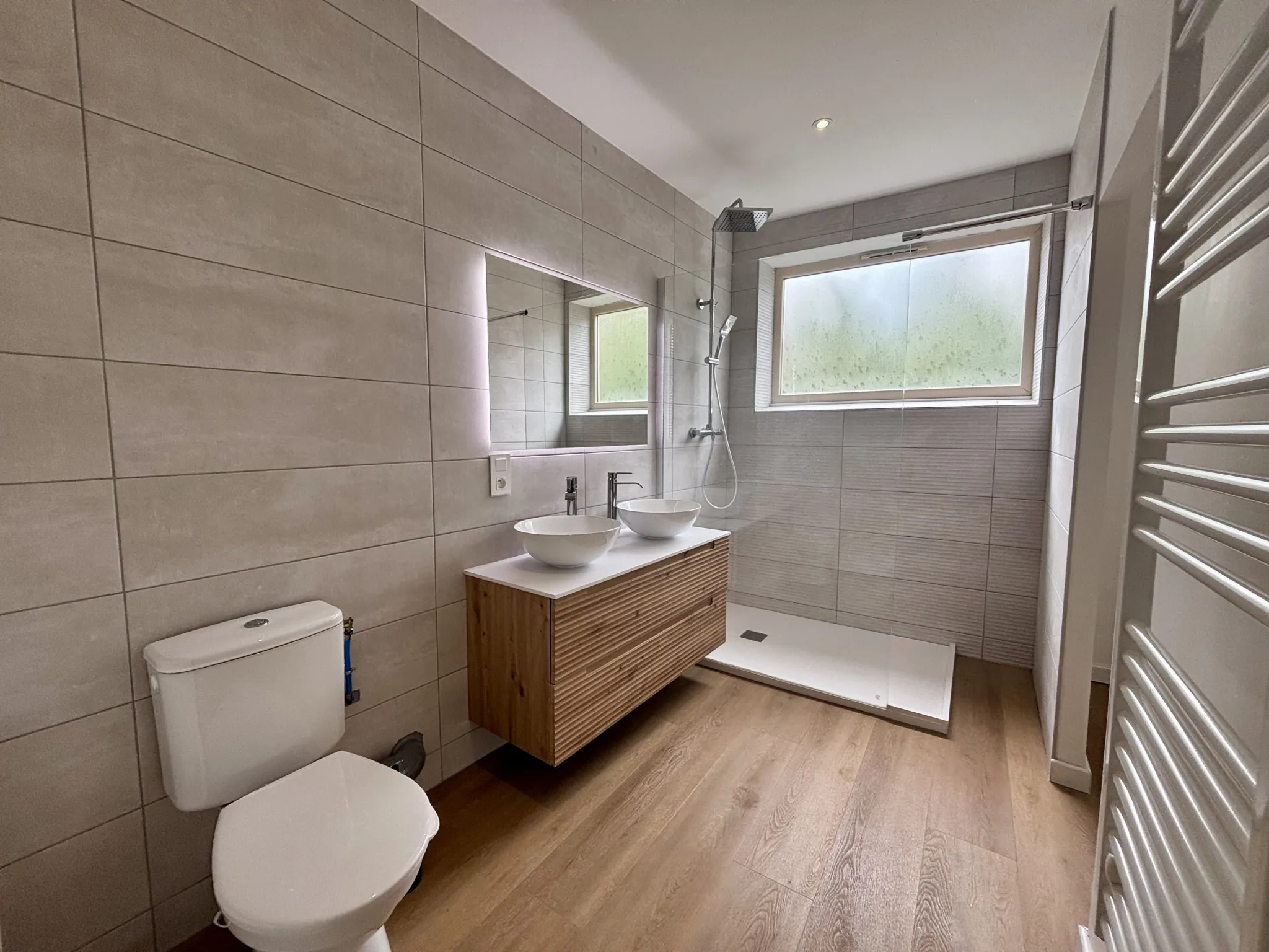 Appartement T4 rénové avec terrasse et parking au cœur de Brive 