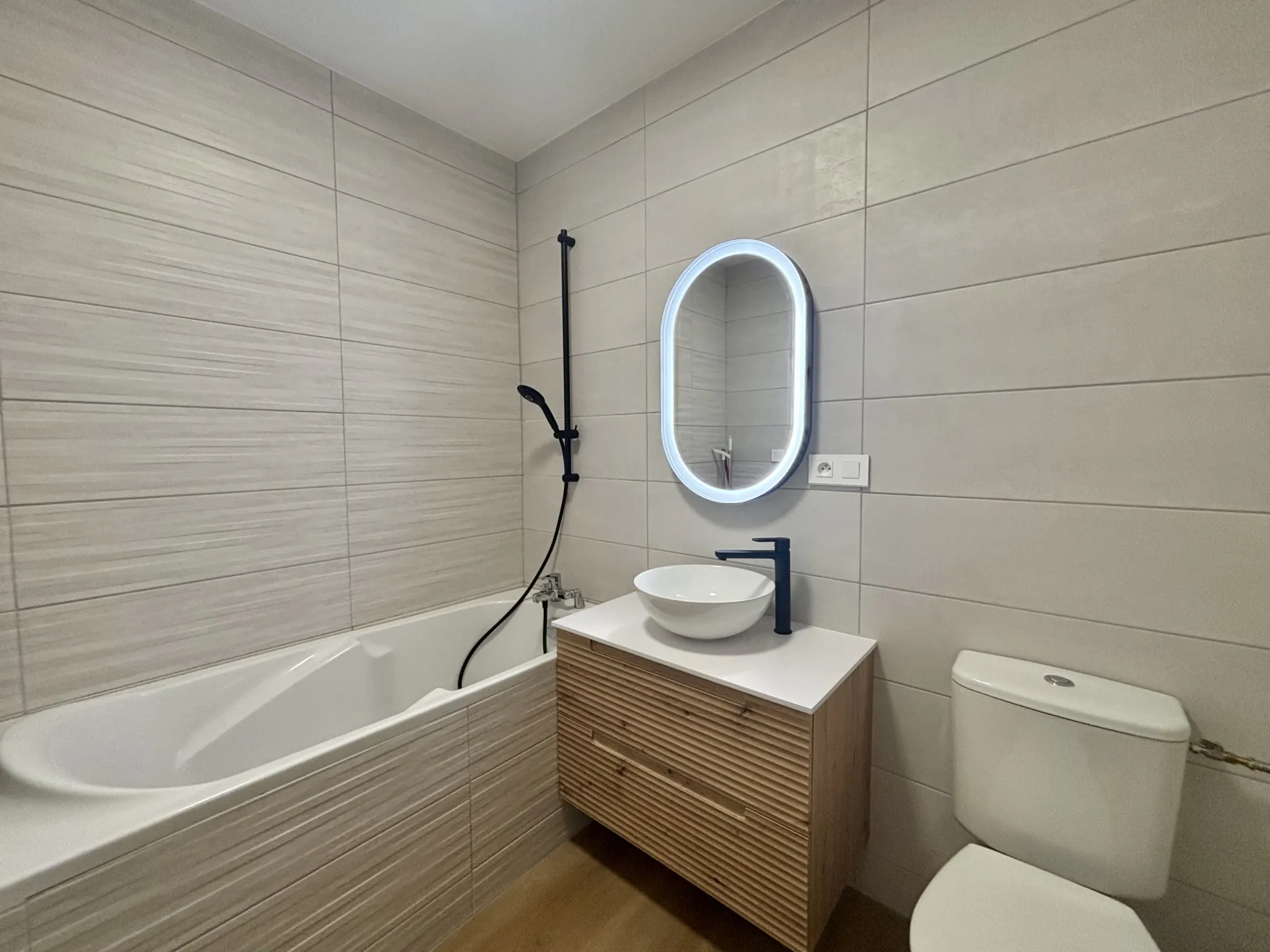 Appartement T4 rénové avec terrasse et parking au cœur de Brive 