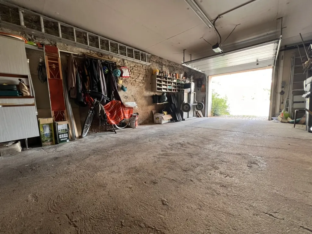 Maison en pierre de 220 m² avec terrasse et garage à Mercey le Grand 