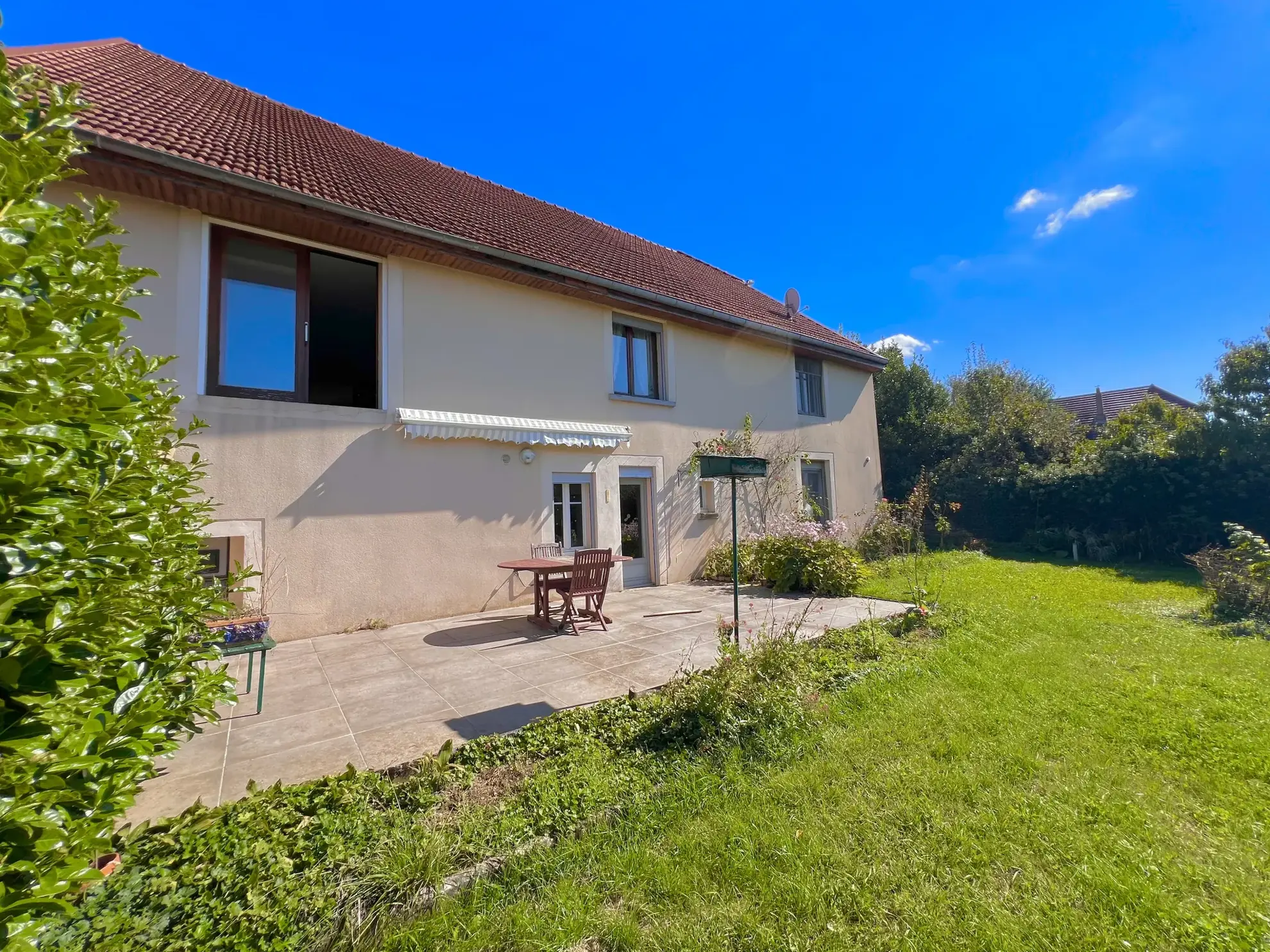 Maison en pierre de 220 m² avec terrasse et garage à Mercey le Grand 