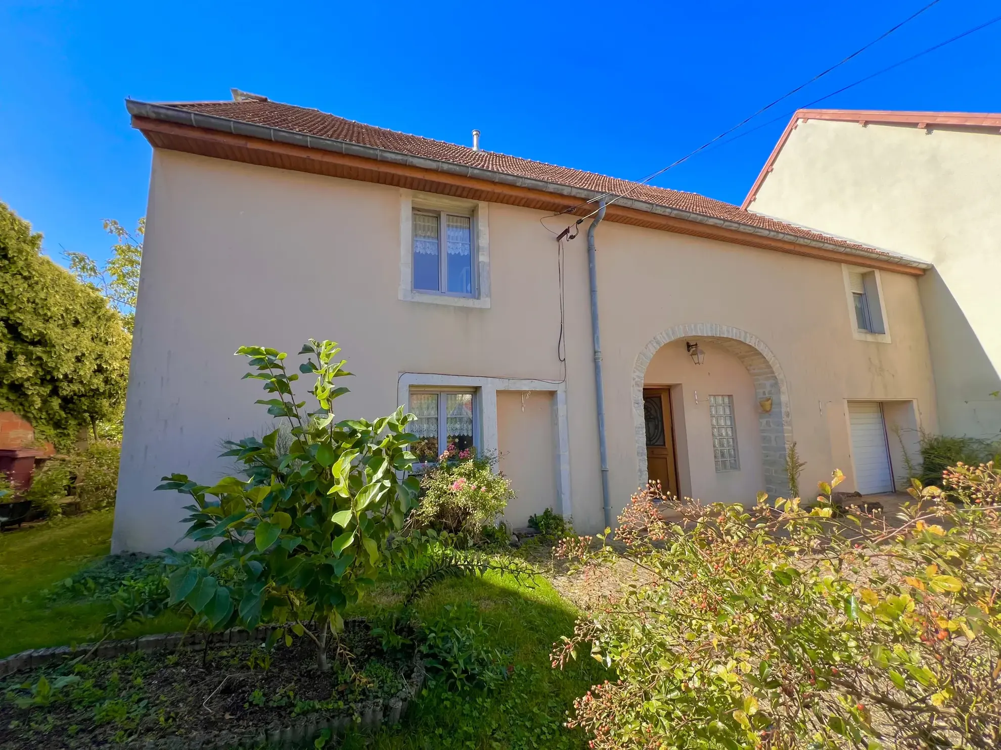 Maison en pierre de 220 m² avec terrasse et garage à Mercey le Grand