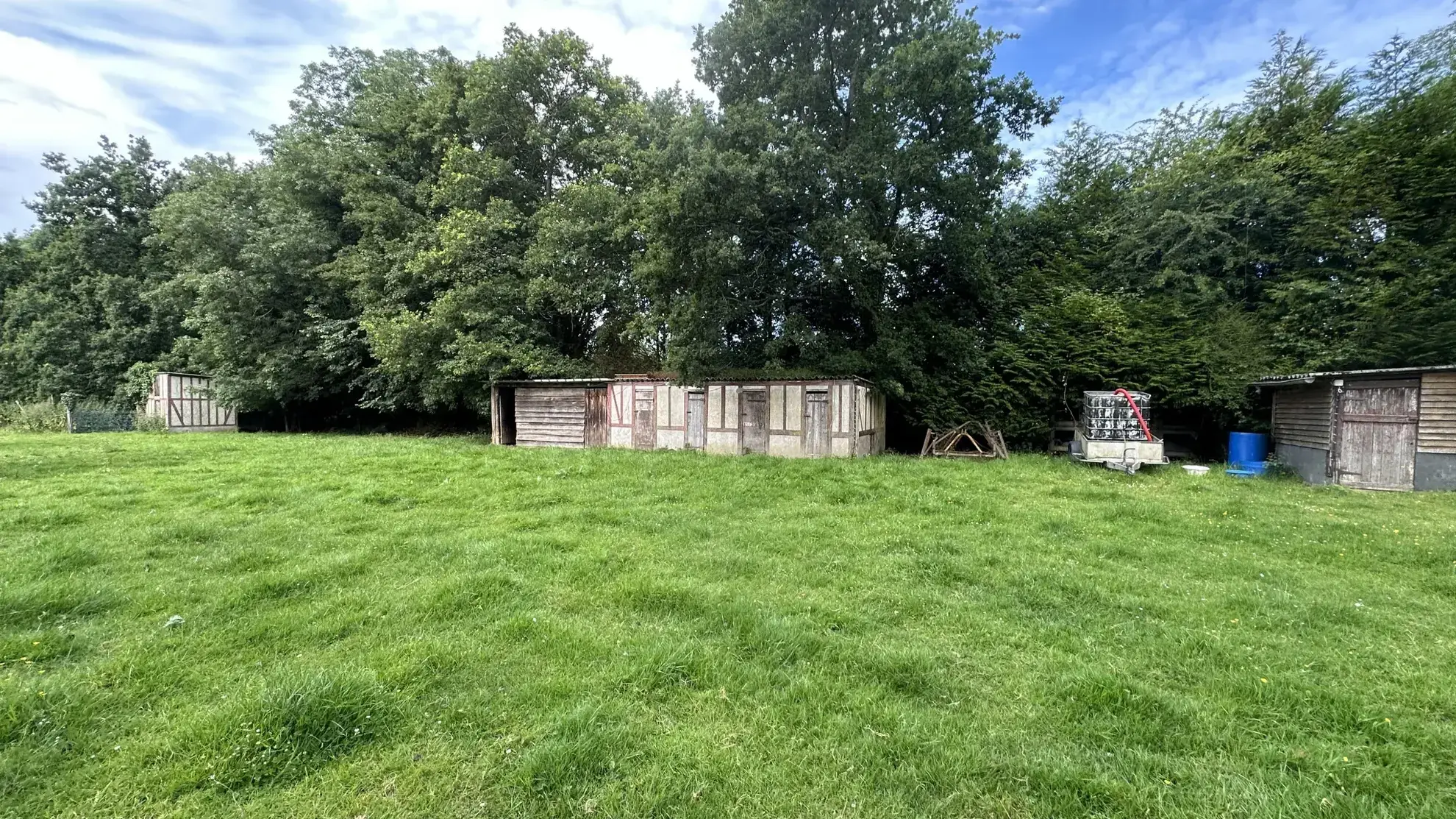 Maison normande à vendre à Pont l'Évêque avec grand terrain et dépendances 