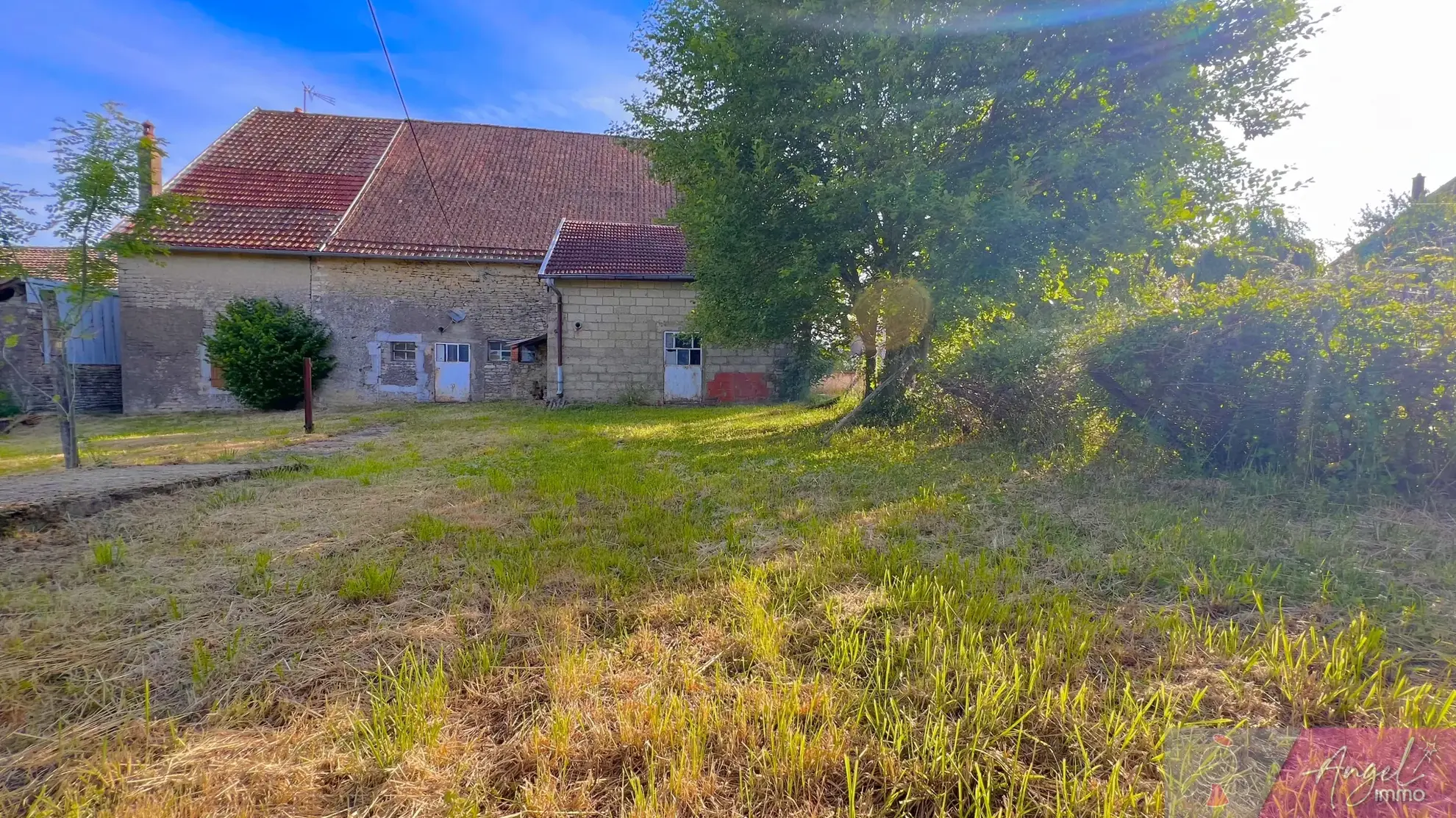 Maison en pierre à vendre avec terrain et dépendances à Our 39700