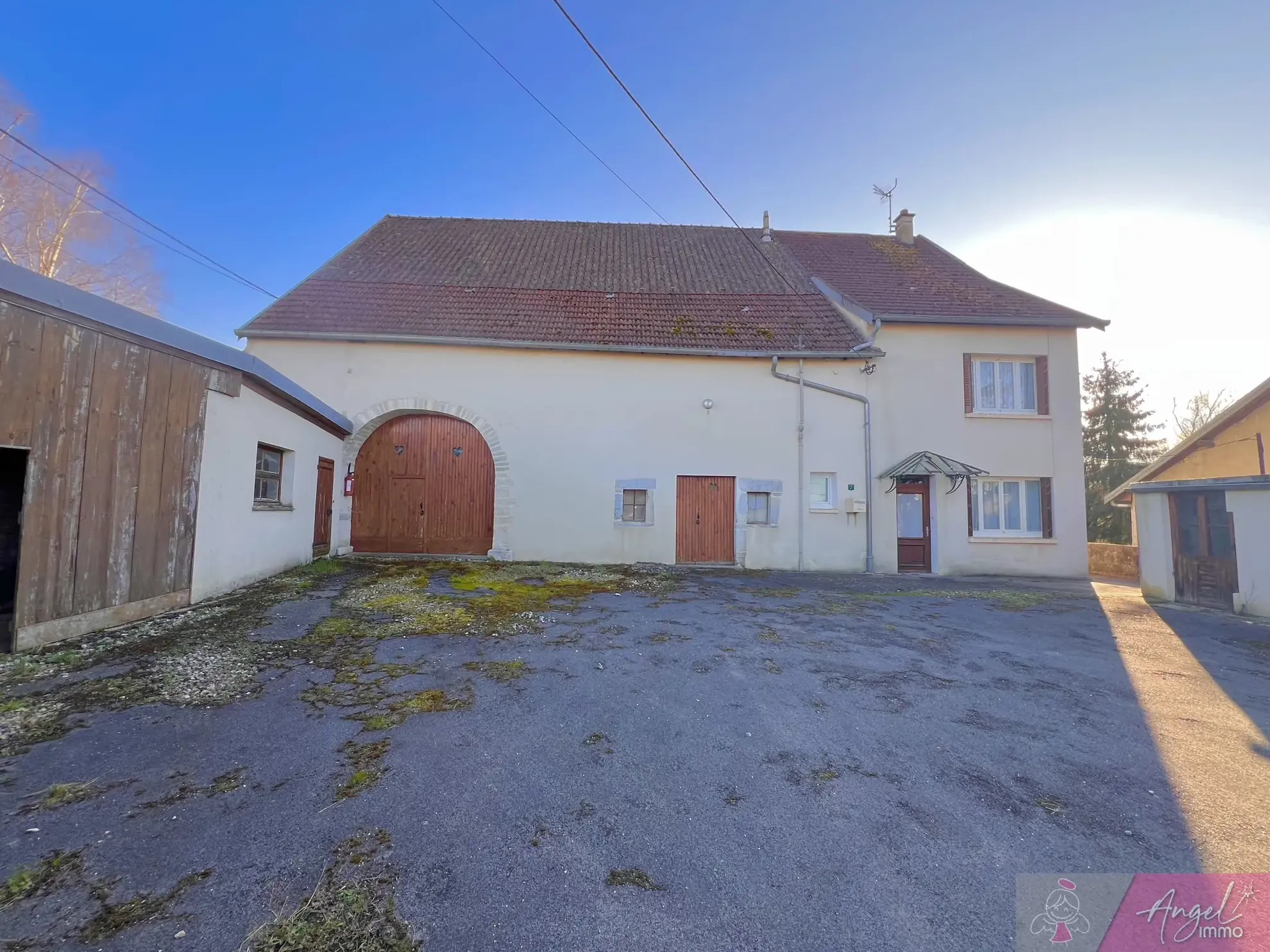 Maison en pierre à vendre avec terrain et dépendances à Our 39700 