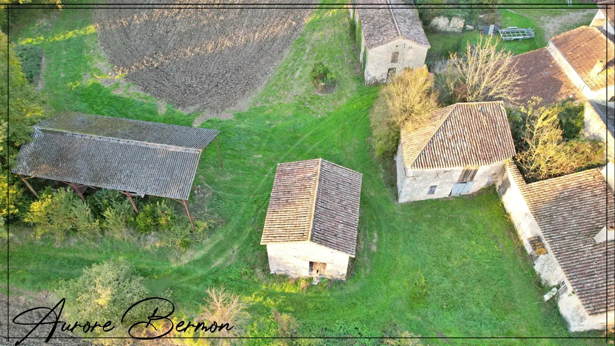 Ensemble immobilier à rénover avec 3 bâtiments en pierre et terrain de 4067 m² à Moncrabeau 