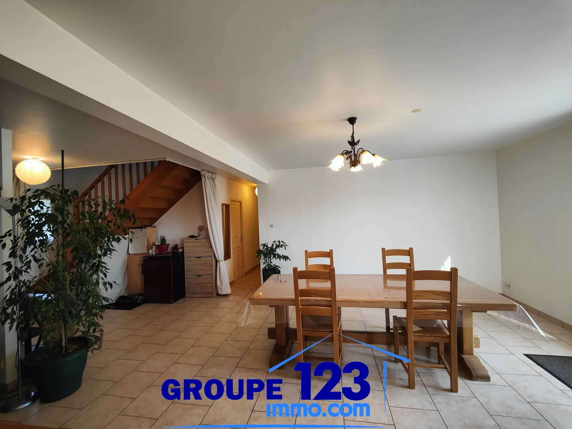 Maison familiale lumineuse avec grand jardin et garage à Hauterive, 89250 