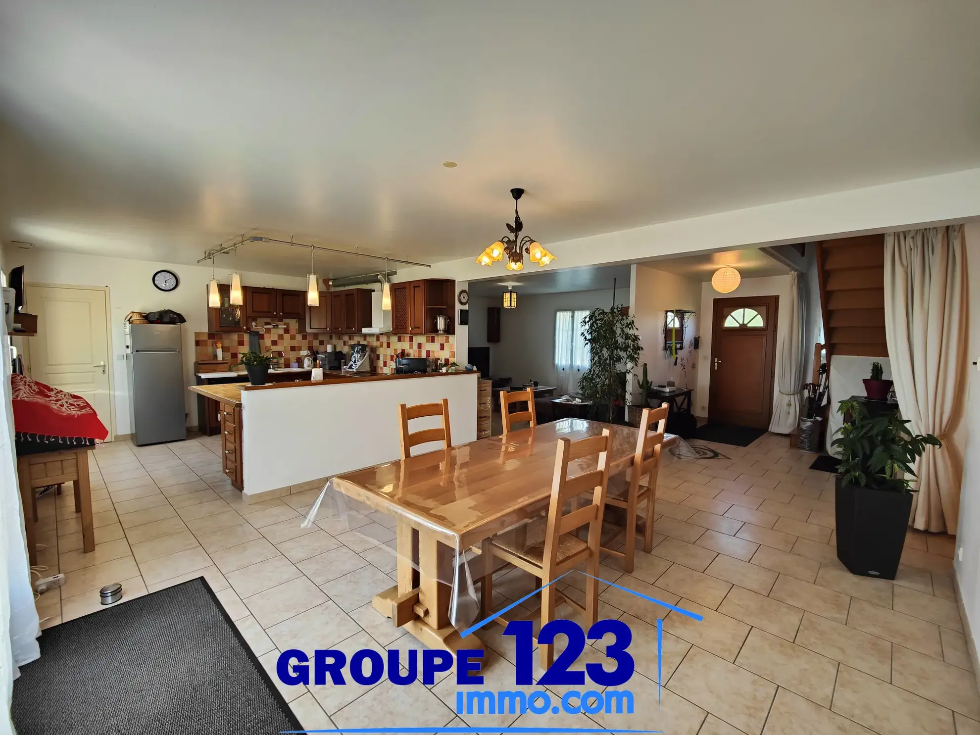 Maison familiale lumineuse avec grand jardin et garage à Hauterive, 89250 