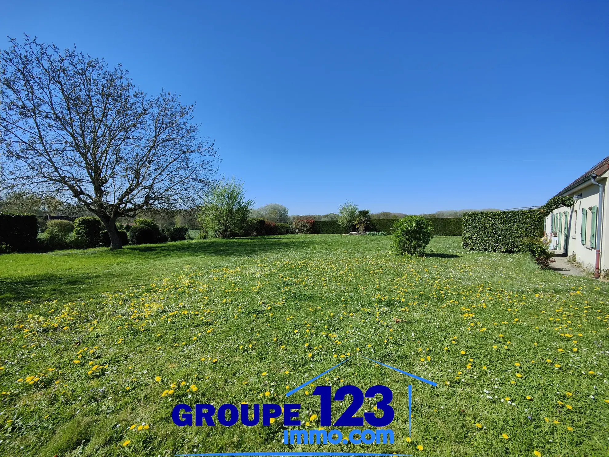 Maison familiale lumineuse avec grand jardin et garage à Hauterive, 89250 