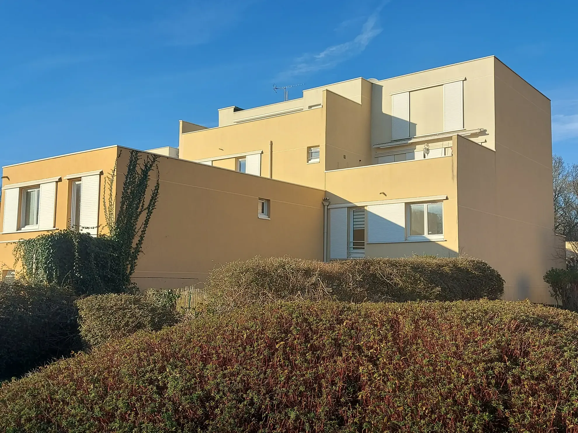 Appartement 4 pièces en duplex avec jardin et garage à Maurepas 