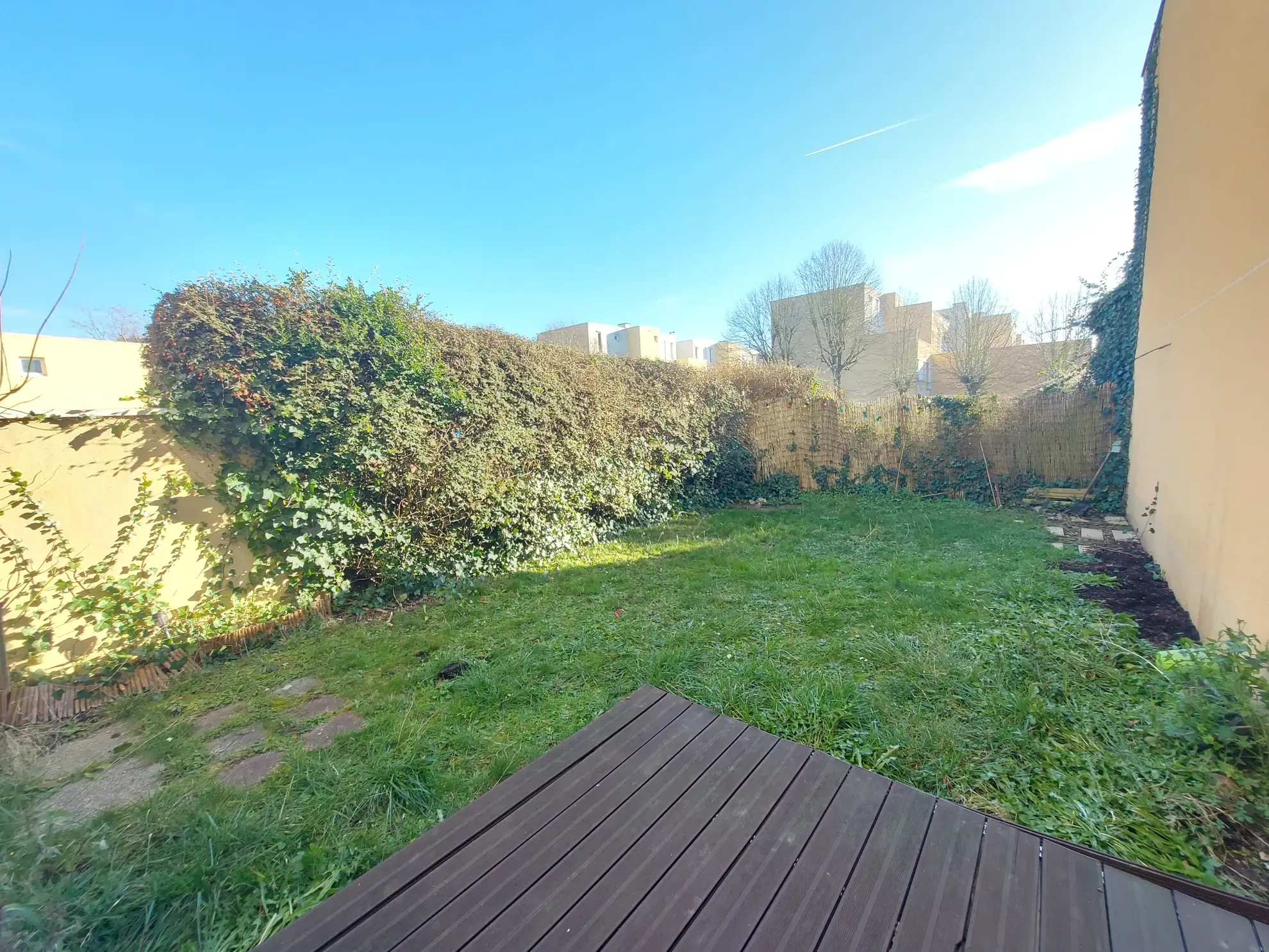 Appartement 4 pièces en duplex avec jardin et garage à Maurepas 