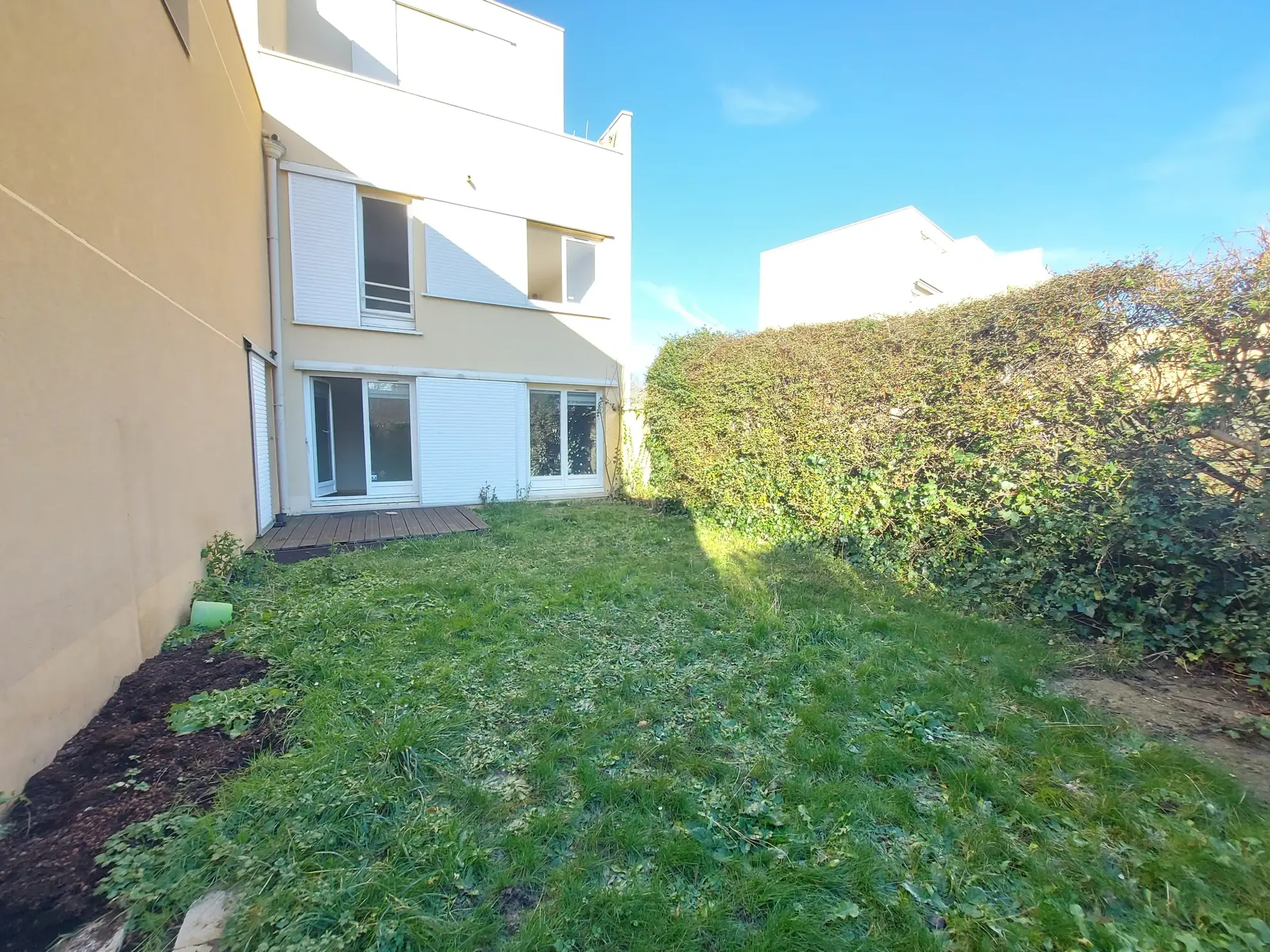 Appartement 4 pièces en duplex avec jardin et garage à Maurepas