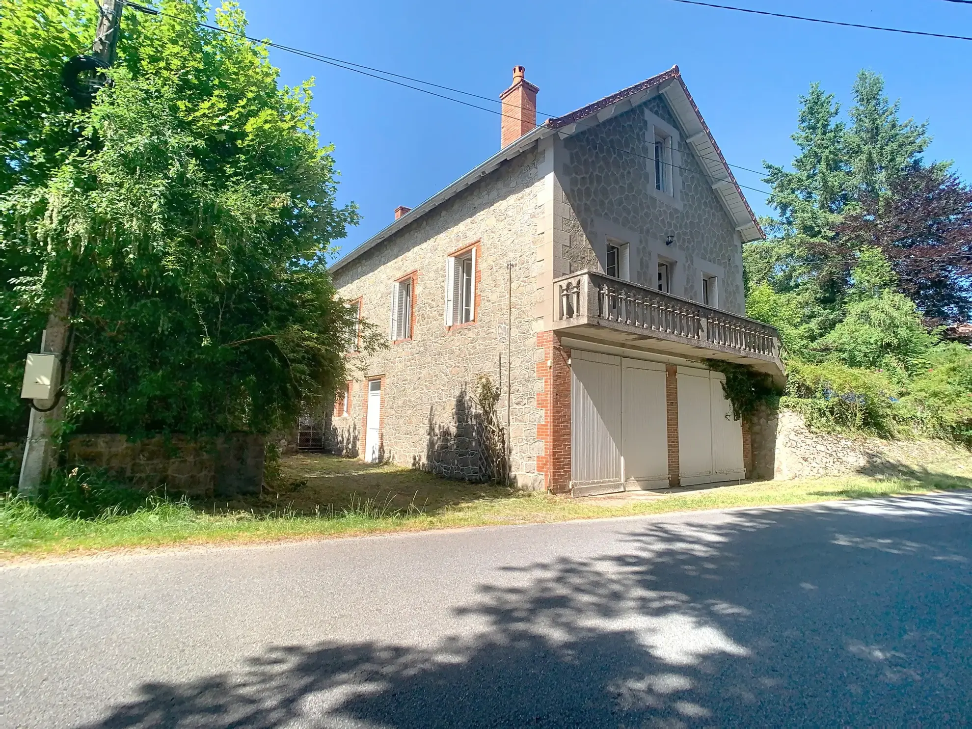 Belle maison de campagne à Crocq avec étangs et grands volumes