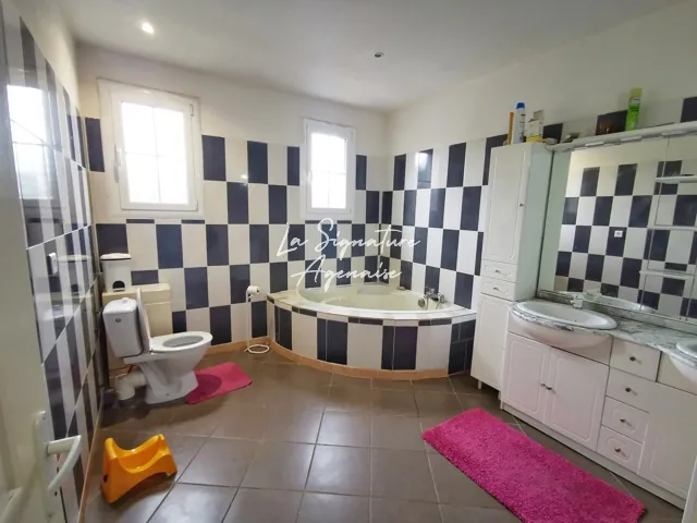 Belle maison de 235 m² à Feugarolles avec grand terrain et 5 chambres 