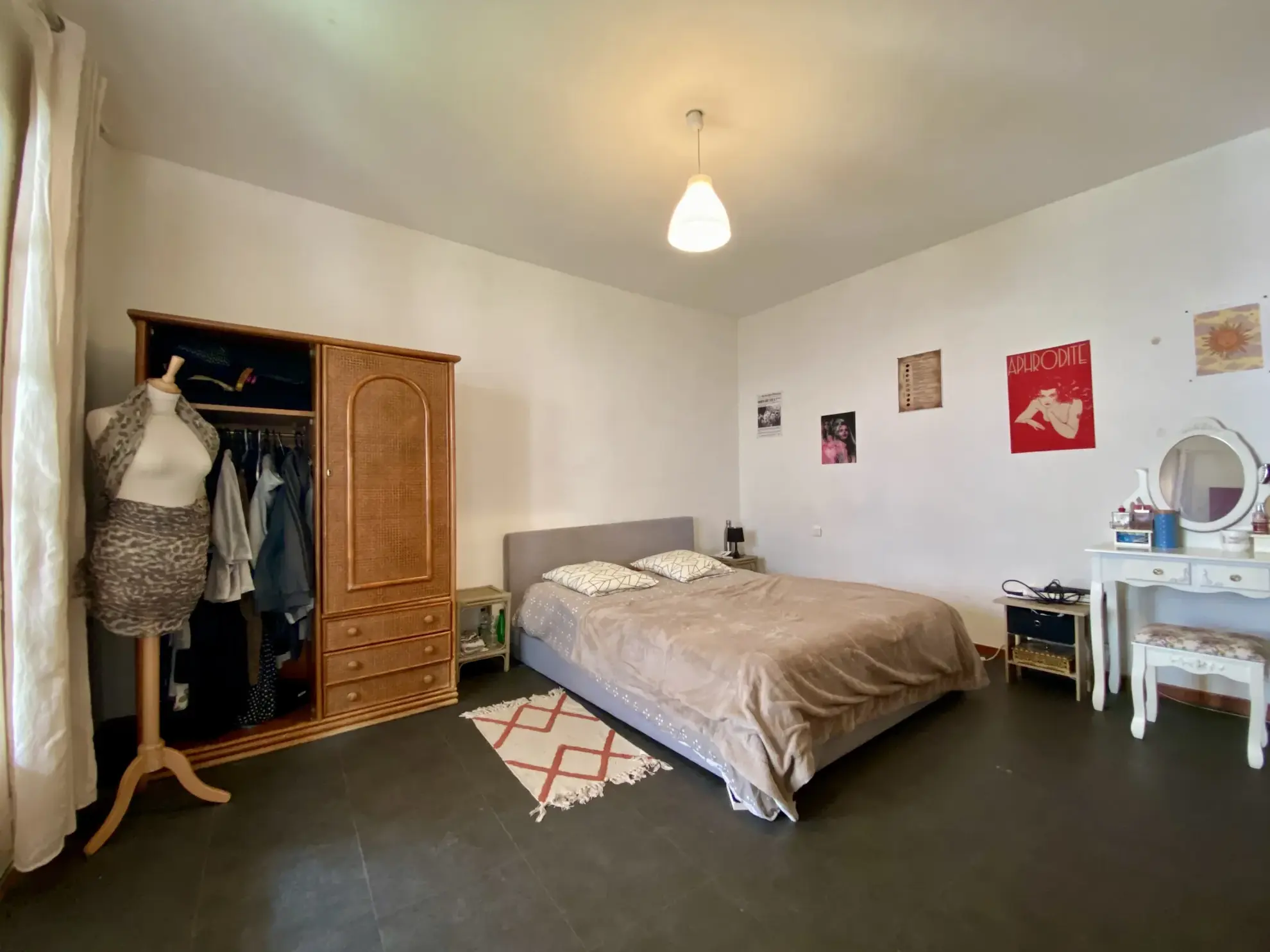 Grande maison à Vias avec terrasse, garage et potentiel locatif 