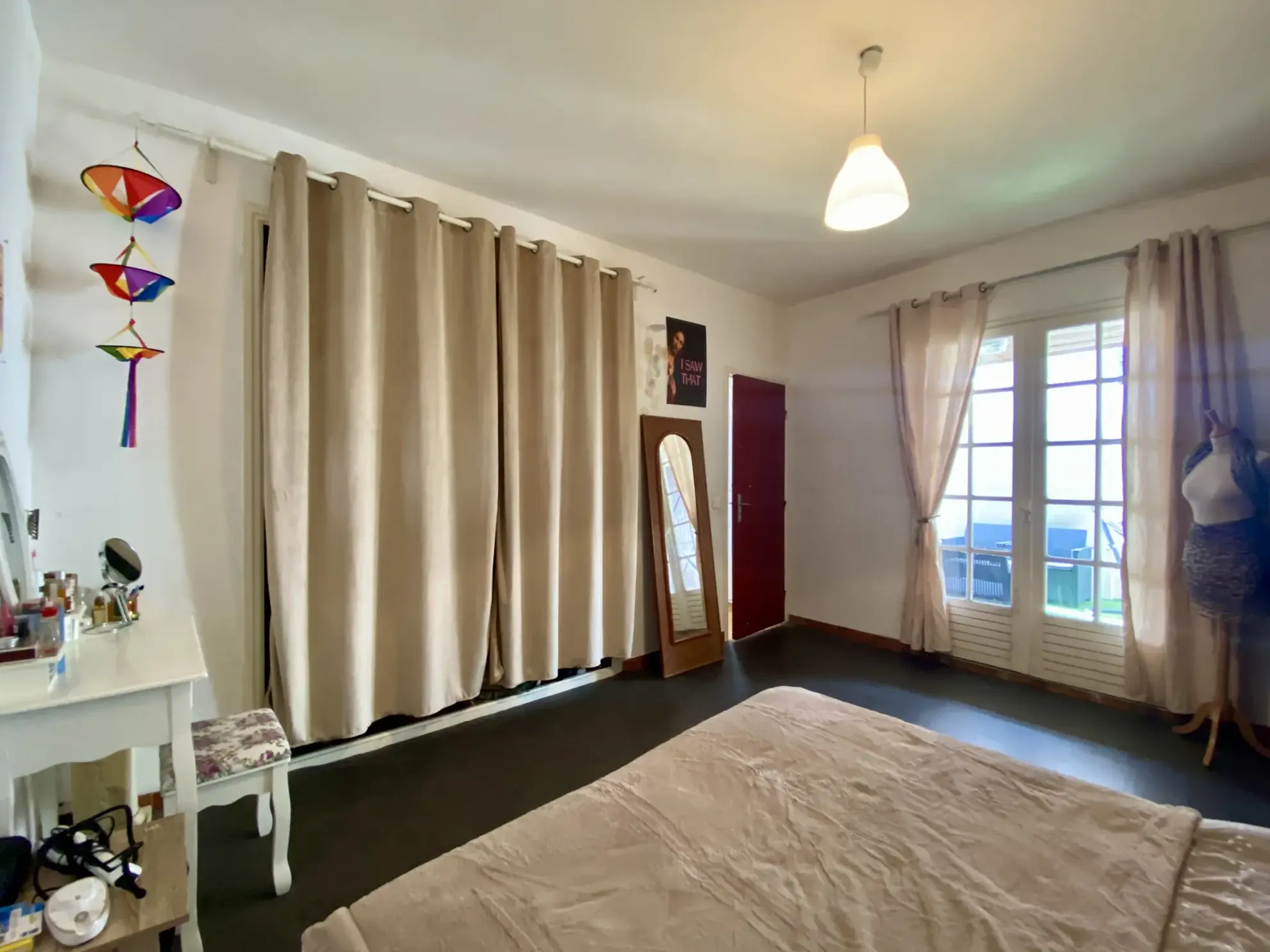 Grande maison à Vias avec terrasse, garage et potentiel locatif 