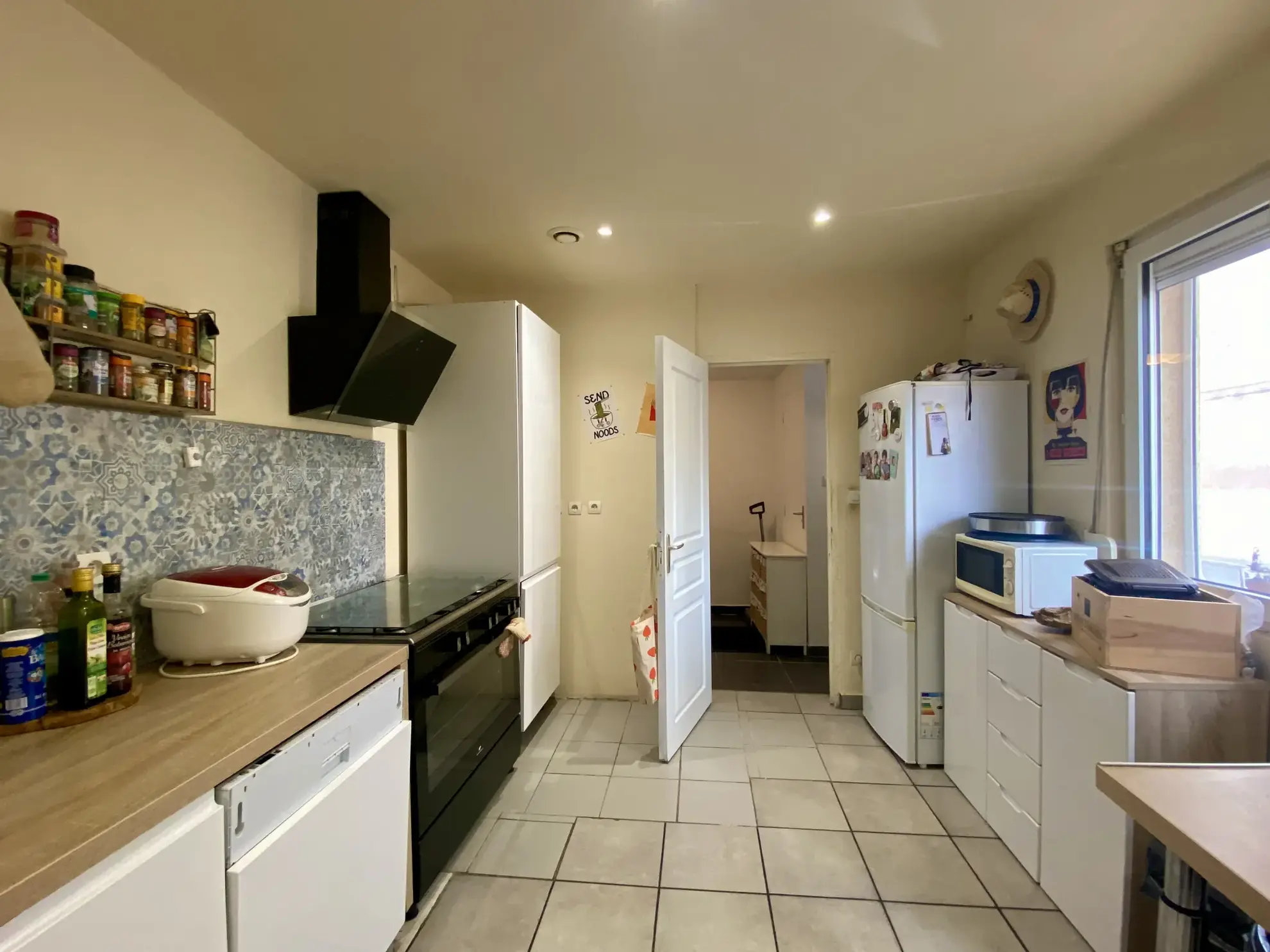 Grande maison à Vias avec terrasse, garage et potentiel locatif 