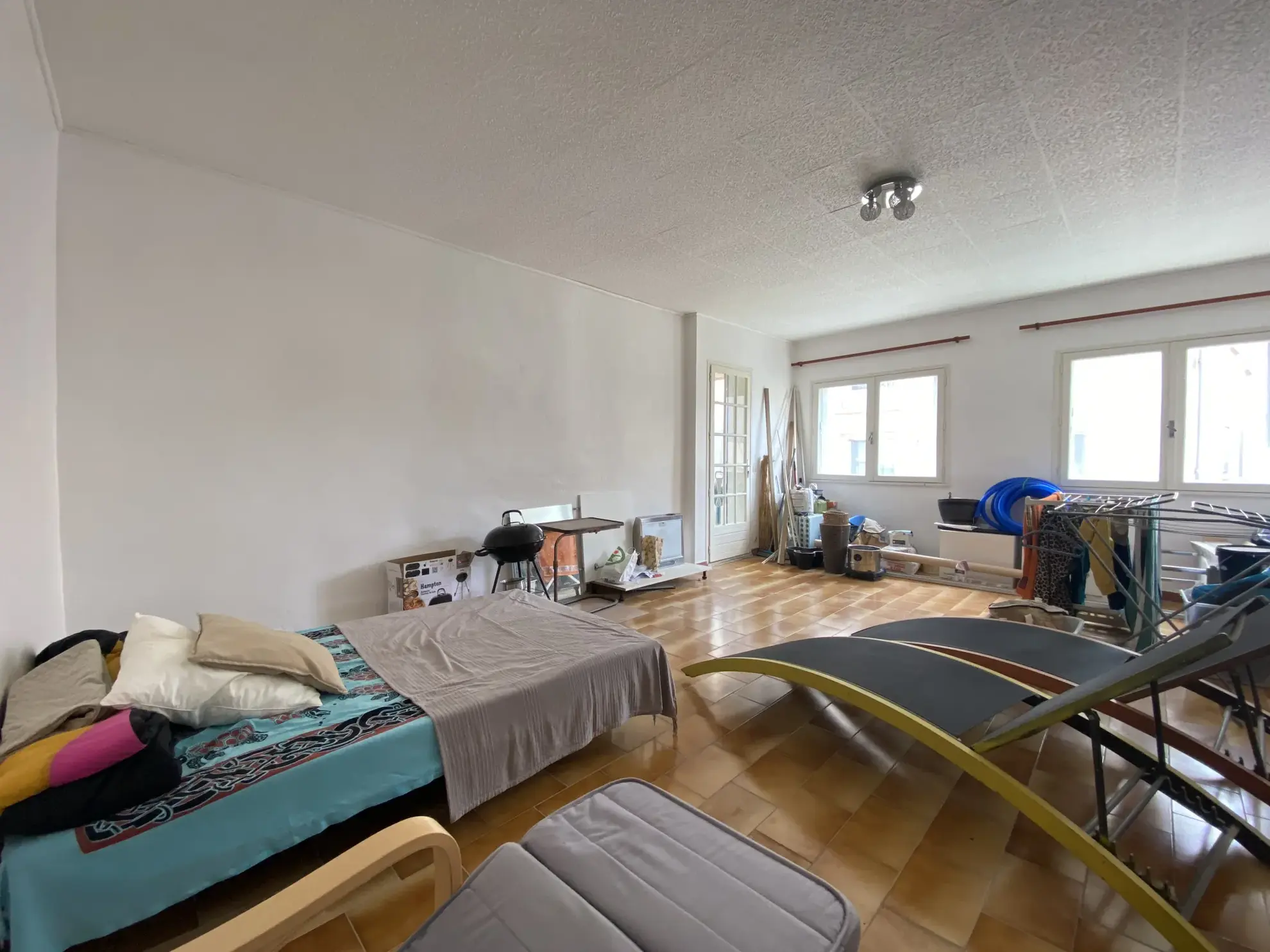 Grande maison à Vias avec terrasse, garage et potentiel locatif 