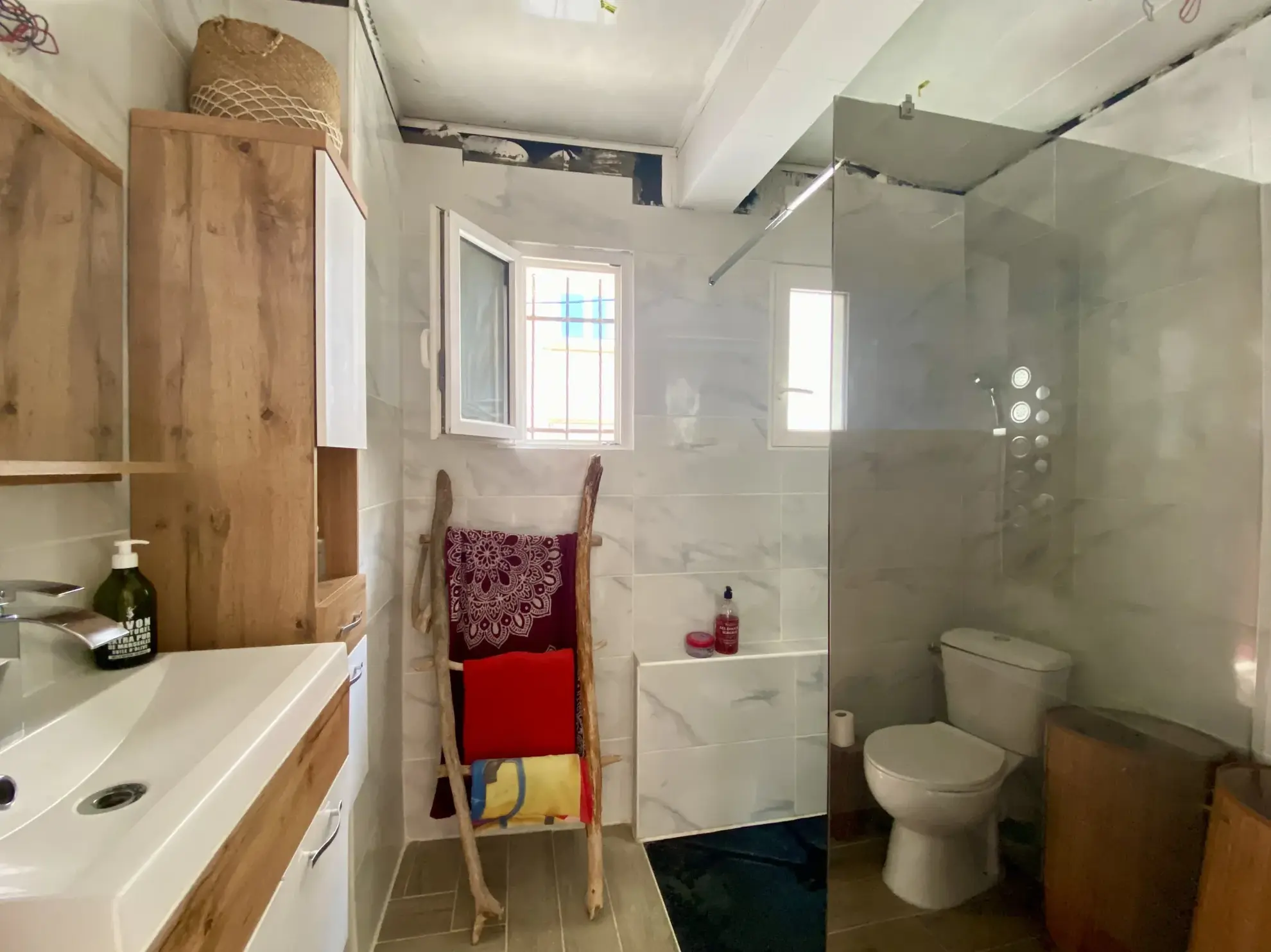 Grande maison à Vias avec terrasse, garage et potentiel locatif 