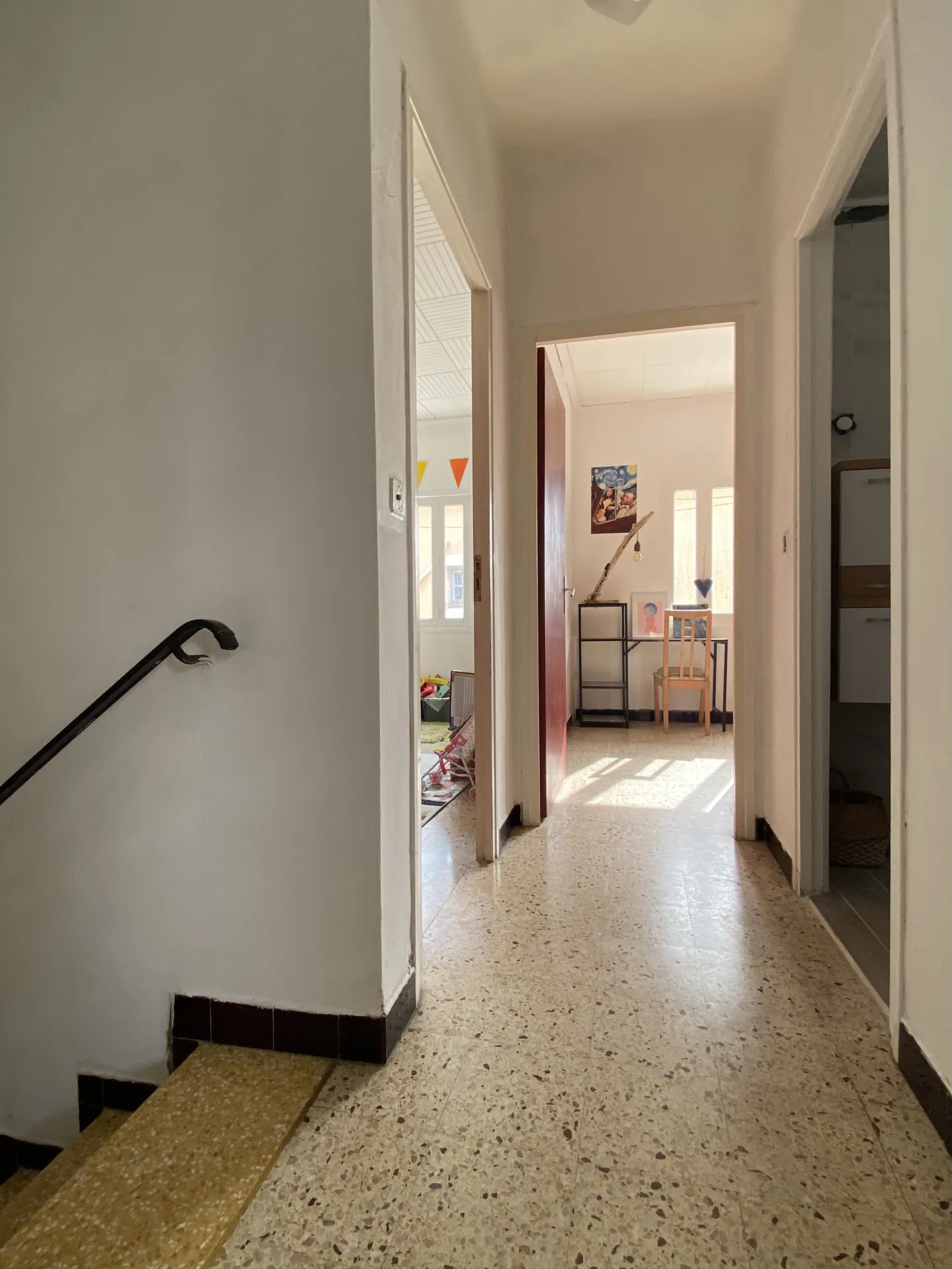 Grande maison à Vias avec terrasse, garage et potentiel locatif 