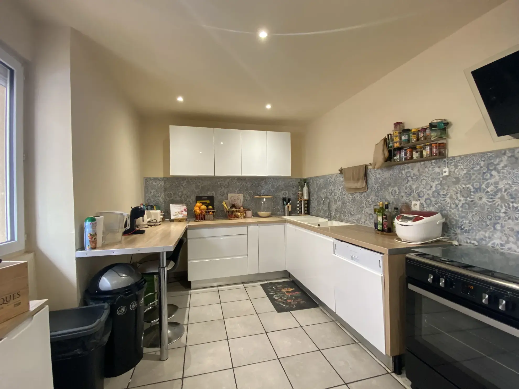 Grande maison à Vias avec terrasse, garage et potentiel locatif 