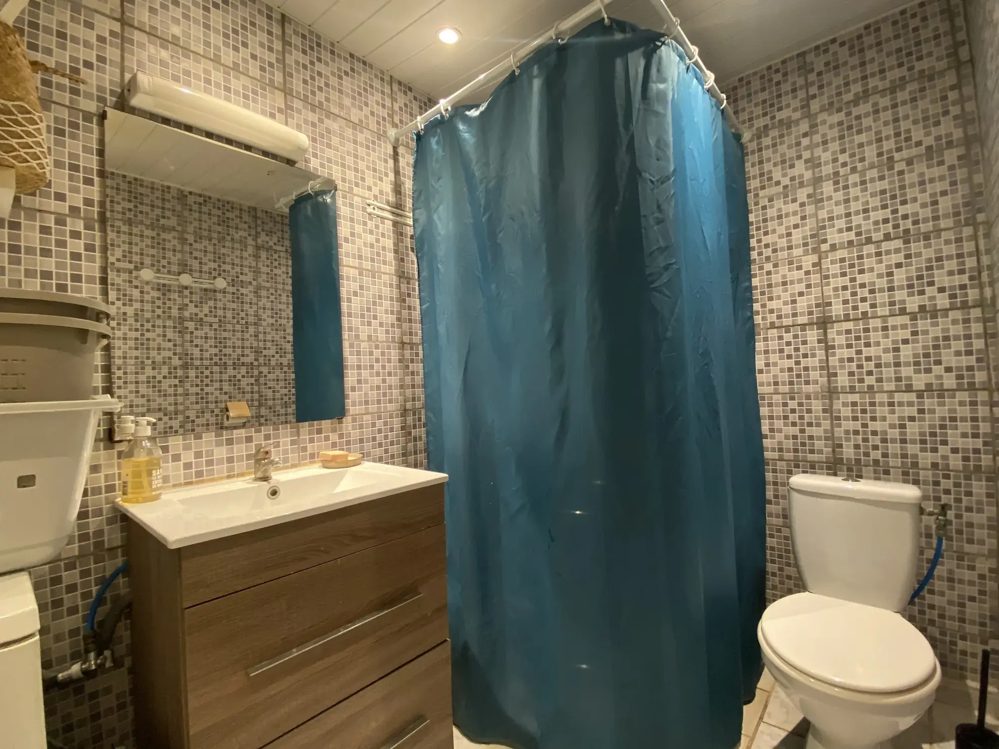 Grande maison à Vias avec terrasse, garage et potentiel locatif 