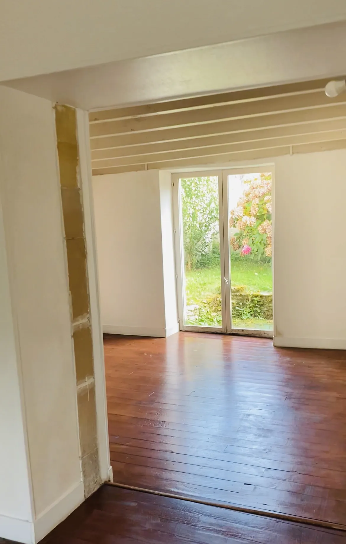 Maison en pierres à vendre près de Caen avec terrain et garage 