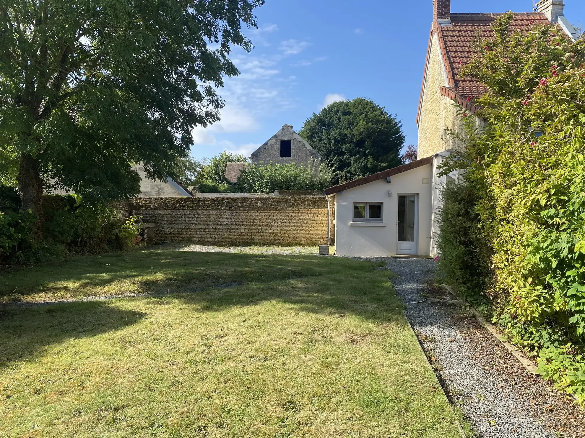 Maison en pierres à vendre près de Caen avec terrain et garage 