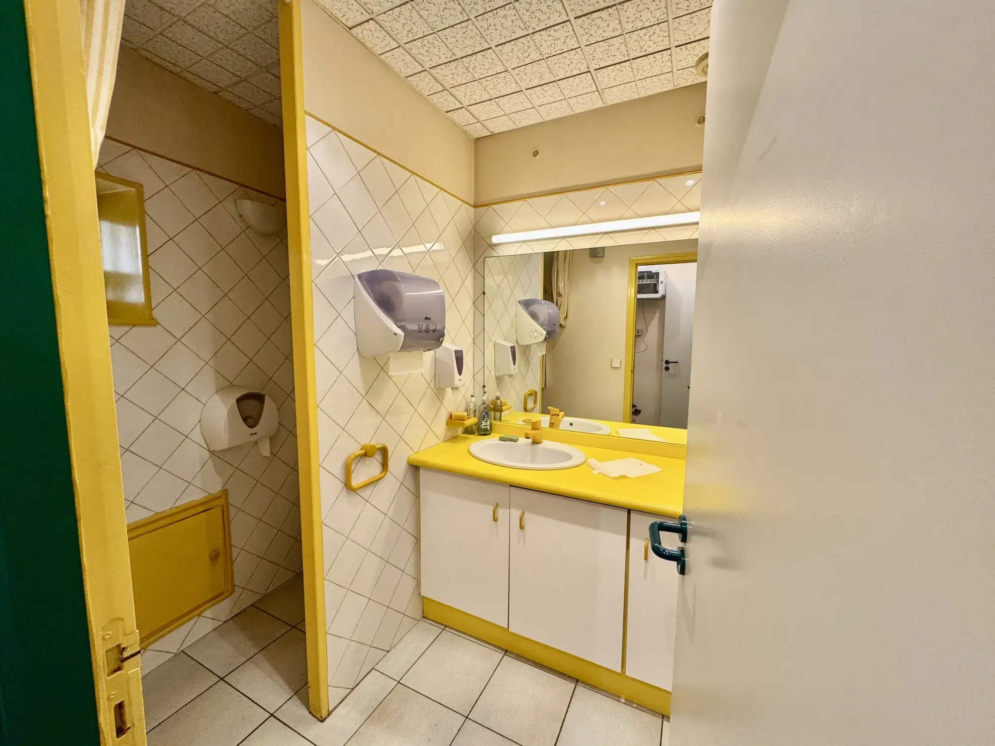 Immeuble à Laudun de 74 m² avec grand potentiel, centre-ville 