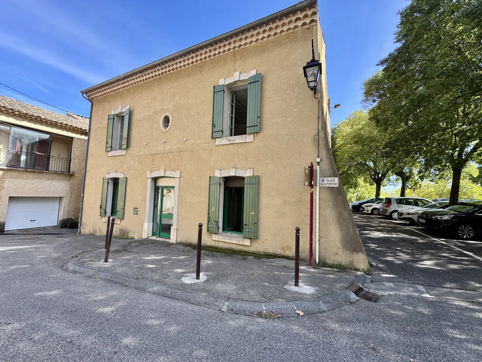 Immeuble à Laudun de 74 m² avec grand potentiel, centre-ville 