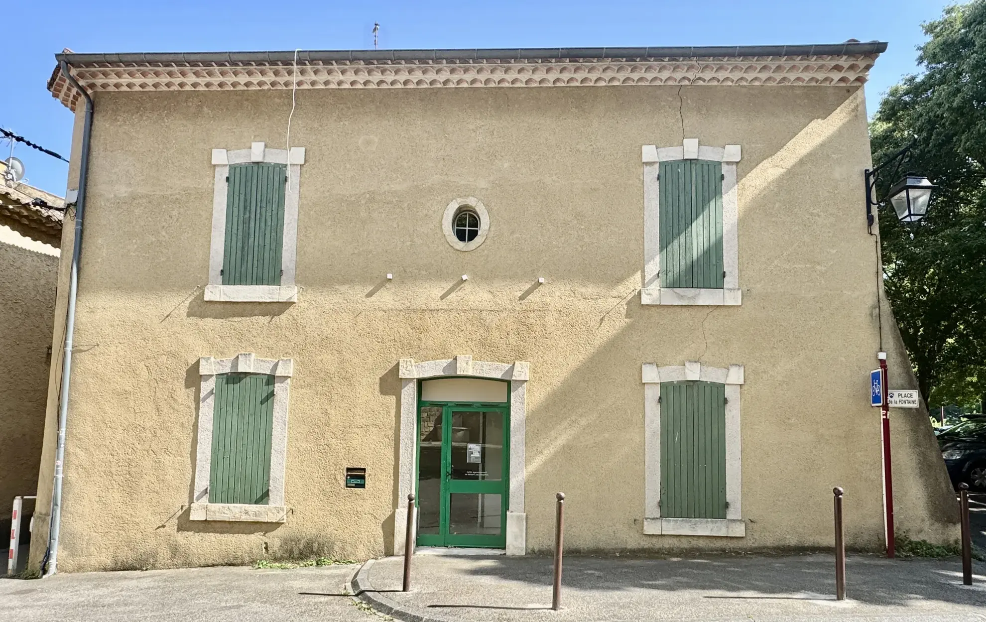 Immeuble à Laudun de 74 m² avec grand potentiel, centre-ville 