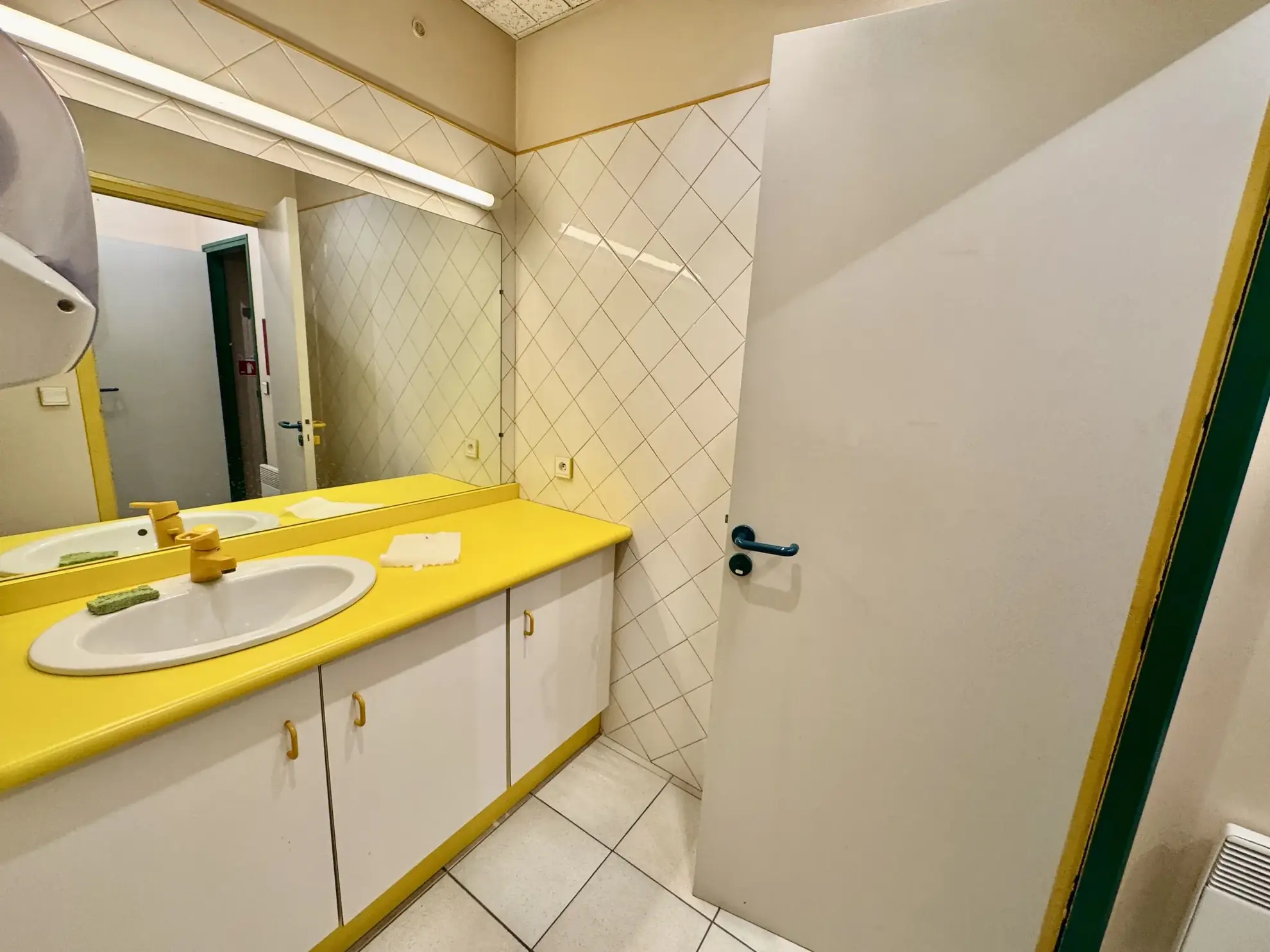 Immeuble à Laudun de 74 m² avec grand potentiel, centre-ville 