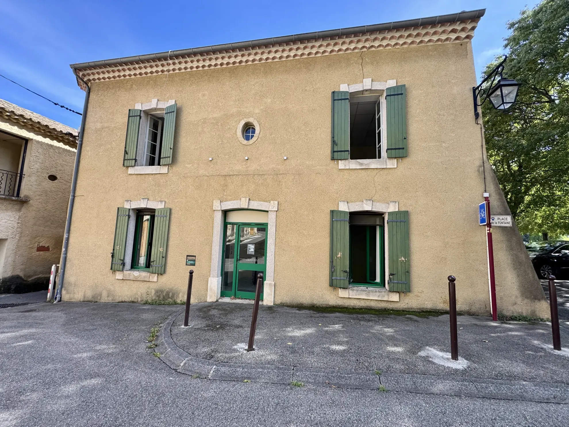 Immeuble à Laudun de 74 m² avec grand potentiel, centre-ville 