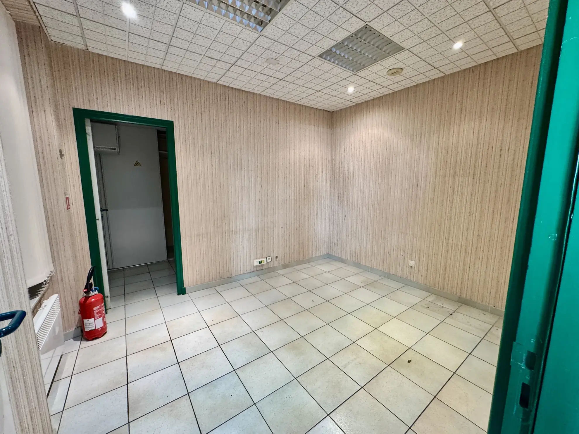 Immeuble à Laudun de 74 m² avec grand potentiel, centre-ville 