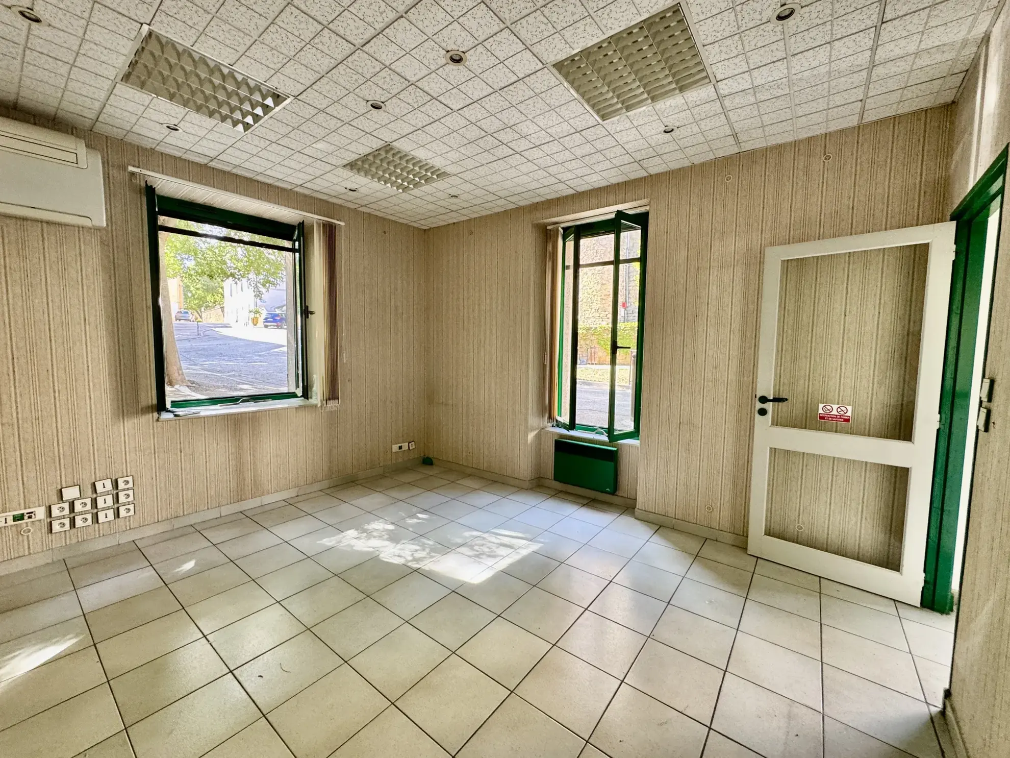 Immeuble à Laudun de 74 m² avec grand potentiel, centre-ville 