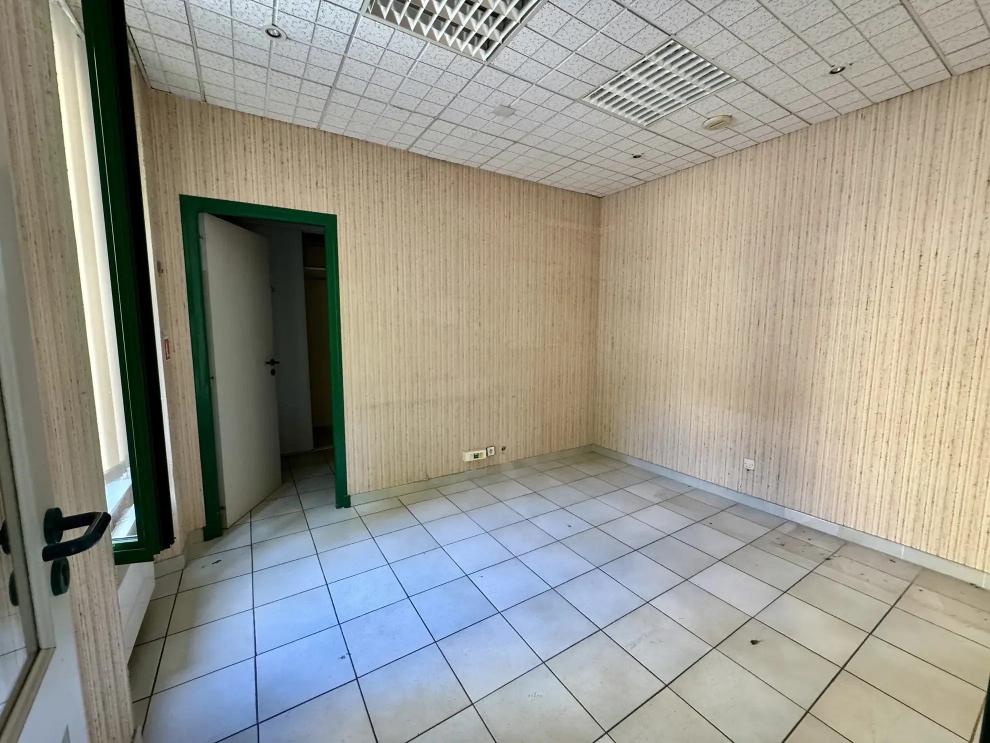 Immeuble à Laudun de 74 m² avec grand potentiel, centre-ville 