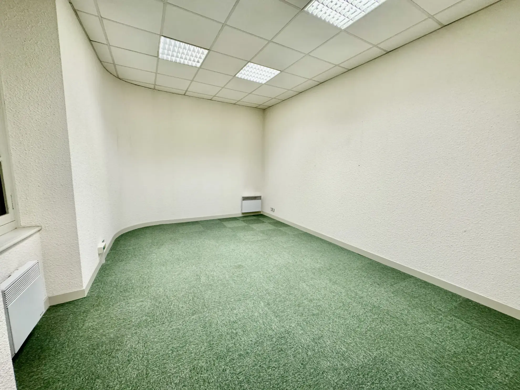 Immeuble à Laudun de 74 m² avec grand potentiel, centre-ville 