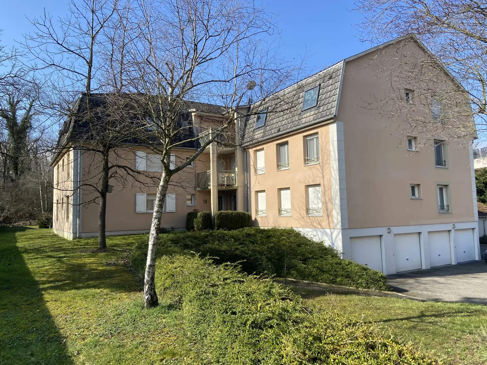 Appartement F5 de 81 m² à Kembs avec terrasse, garage et cave, idéalement situé en lisière de forêt