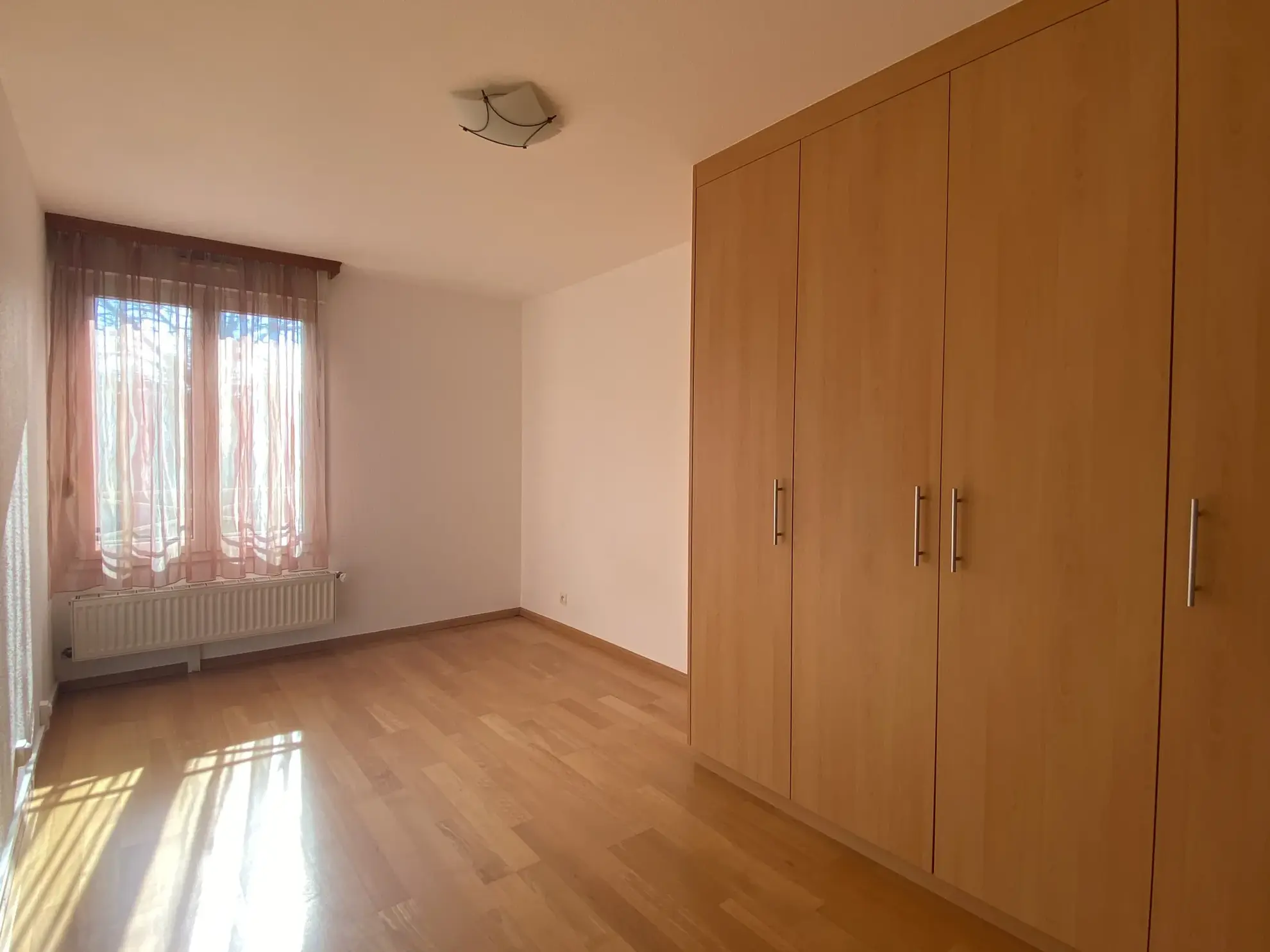 Appartement F5 de 81 m² à Kembs avec terrasse, garage et cave, idéalement situé en lisière de forêt 