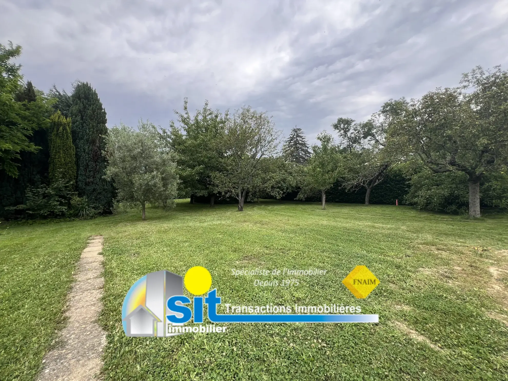 Terrain constructible à Vienne de 800 m², calme et proche des commodités 