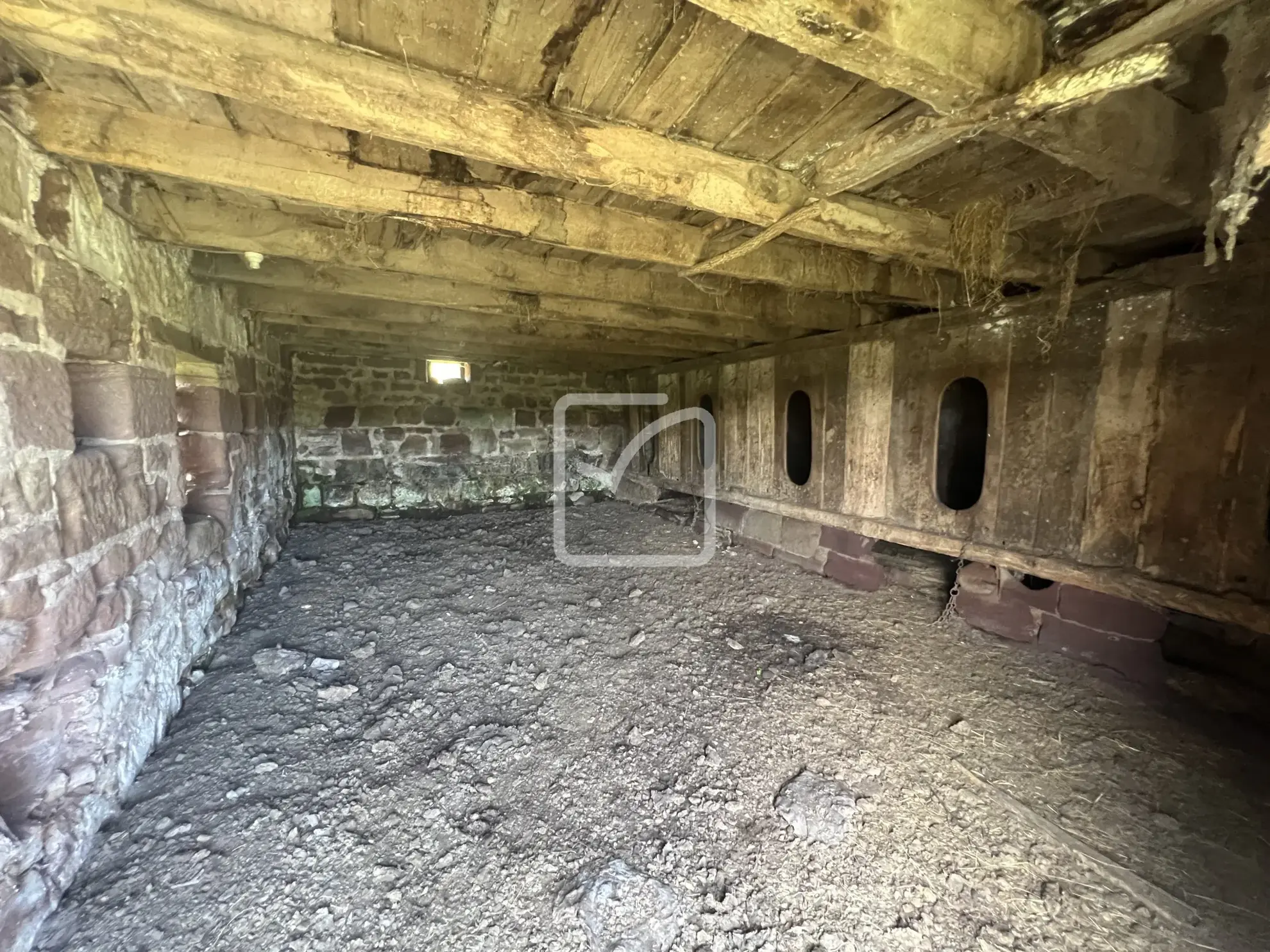 Ensemble immobilier à rénover de 290 m² sur 46 013 m² près de Mansac 