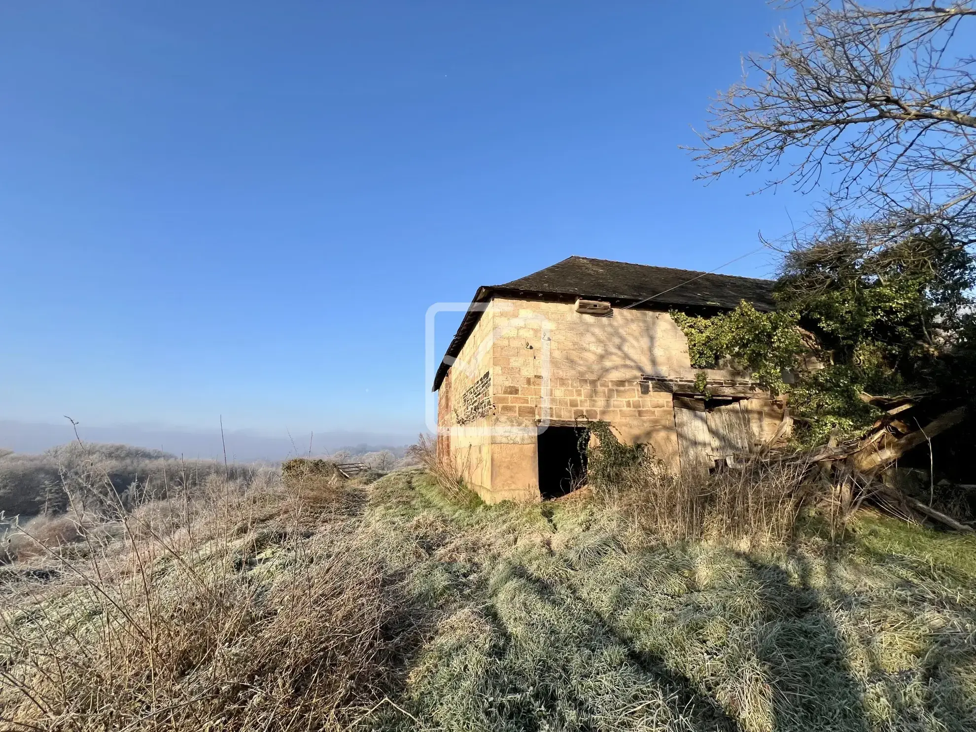 Ensemble immobilier à rénover de 290 m² sur 46 013 m² près de Mansac 