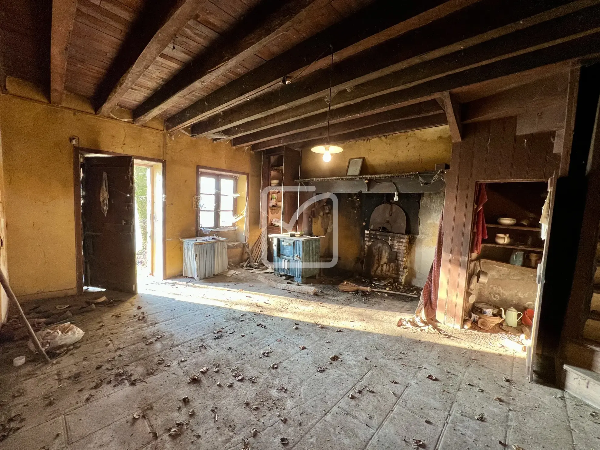 Ensemble immobilier à rénover de 290 m² sur 46 013 m² près de Mansac 