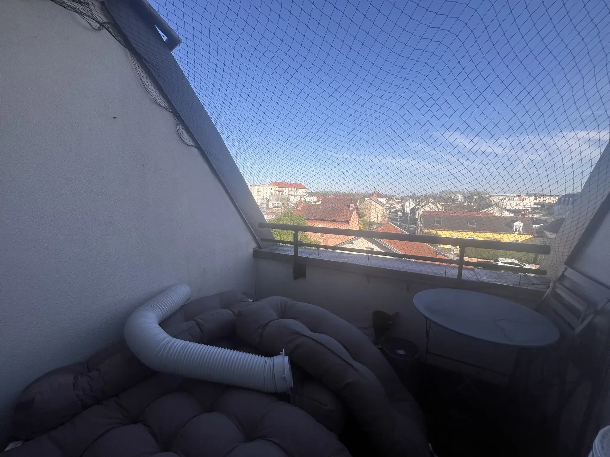 Appartement T2 loué à Dijon proche des facultés avec garage en dernier étage 