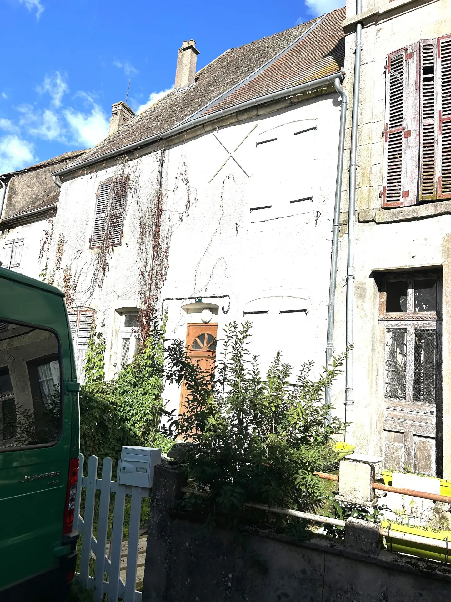 Maison de village en Nièvre avec cour privative, 2 chambres, proche de Nevers