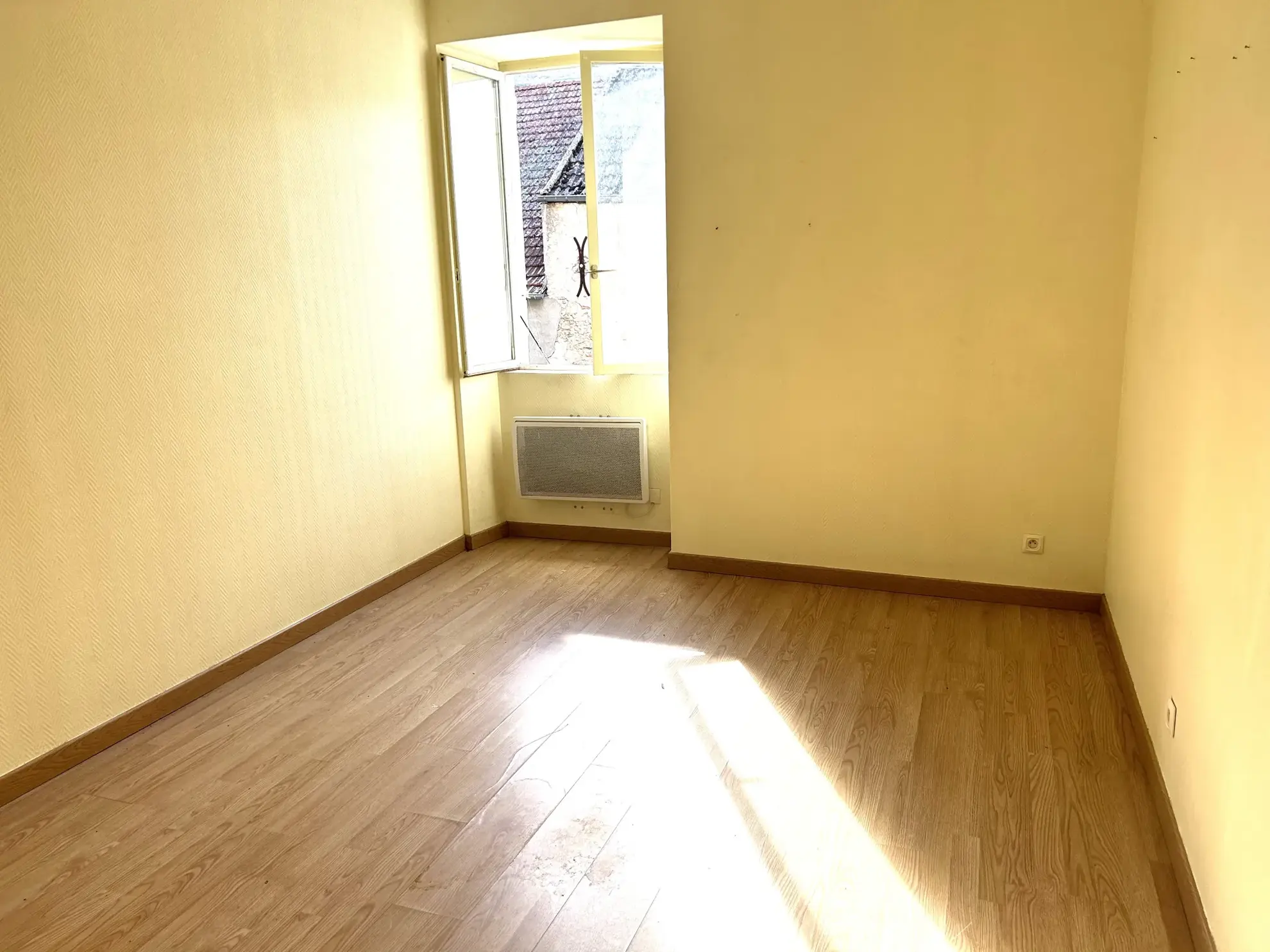 Maison de village en Nièvre avec cour privative, 2 chambres, proche de Nevers 