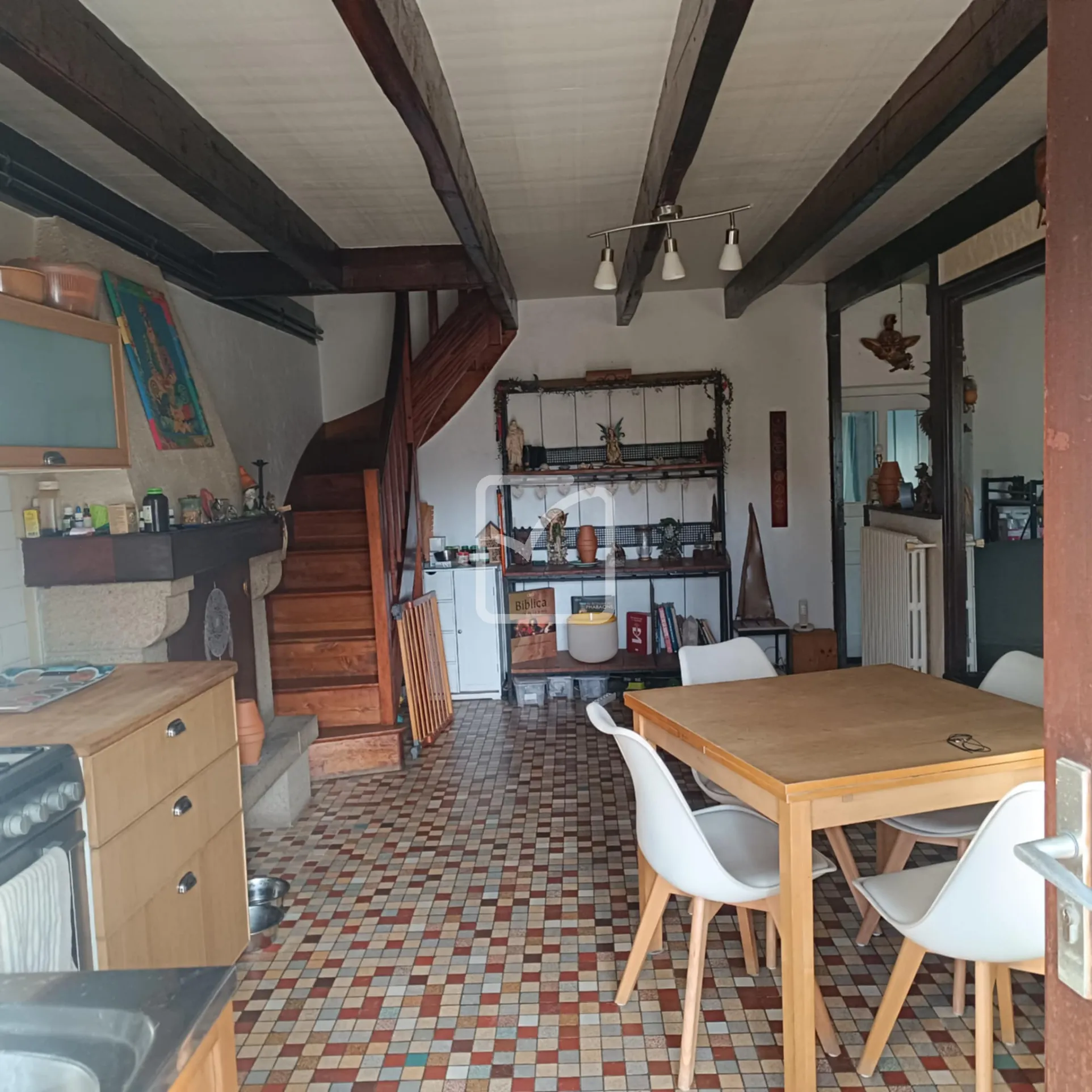 Ensemble immobilier de deux maisons en pierre à Néant-sur-Yvel avec potentiel de rénovation 