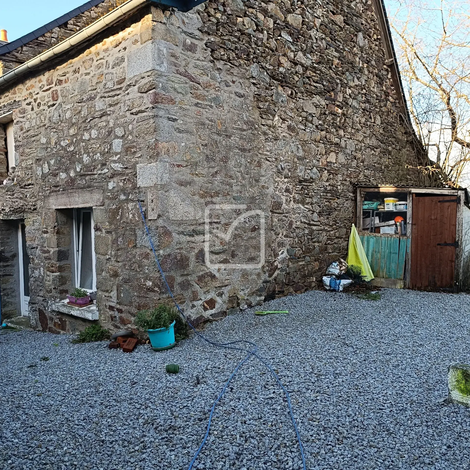 Ensemble immobilier de deux maisons en pierre à Néant-sur-Yvel avec potentiel de rénovation 