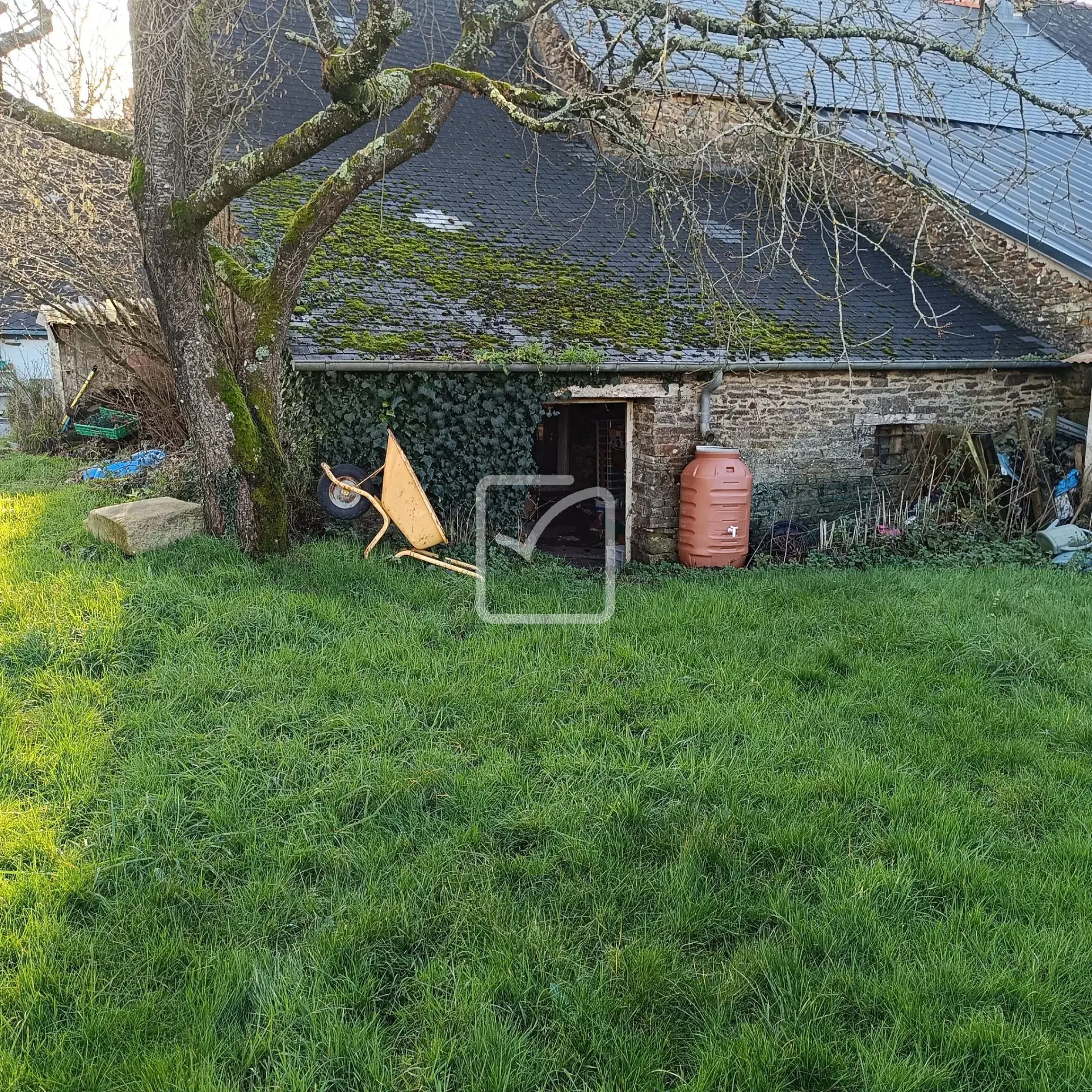 Ensemble immobilier de deux maisons en pierre à Néant-sur-Yvel avec potentiel de rénovation 