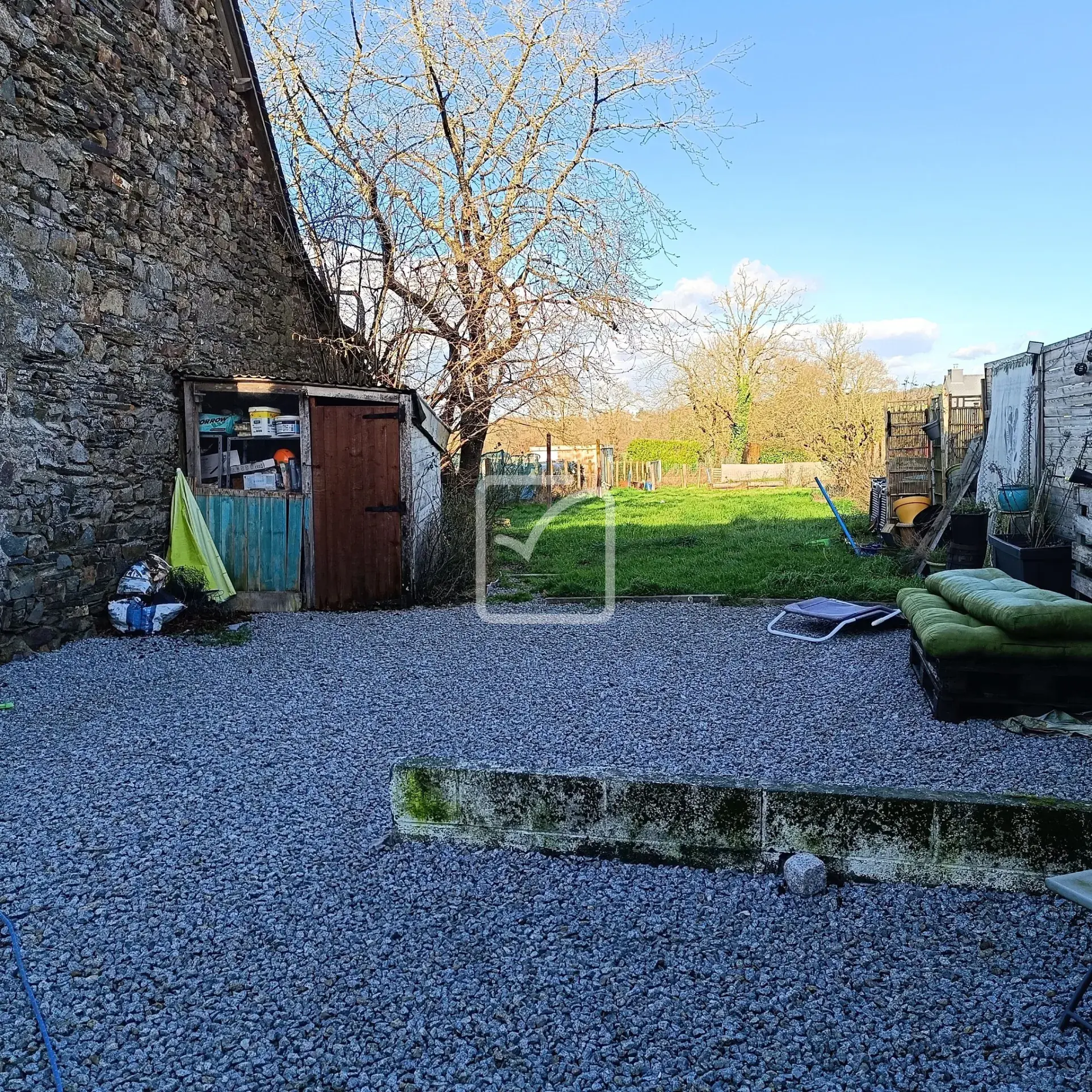 Ensemble immobilier de deux maisons en pierre à Néant-sur-Yvel avec potentiel de rénovation 